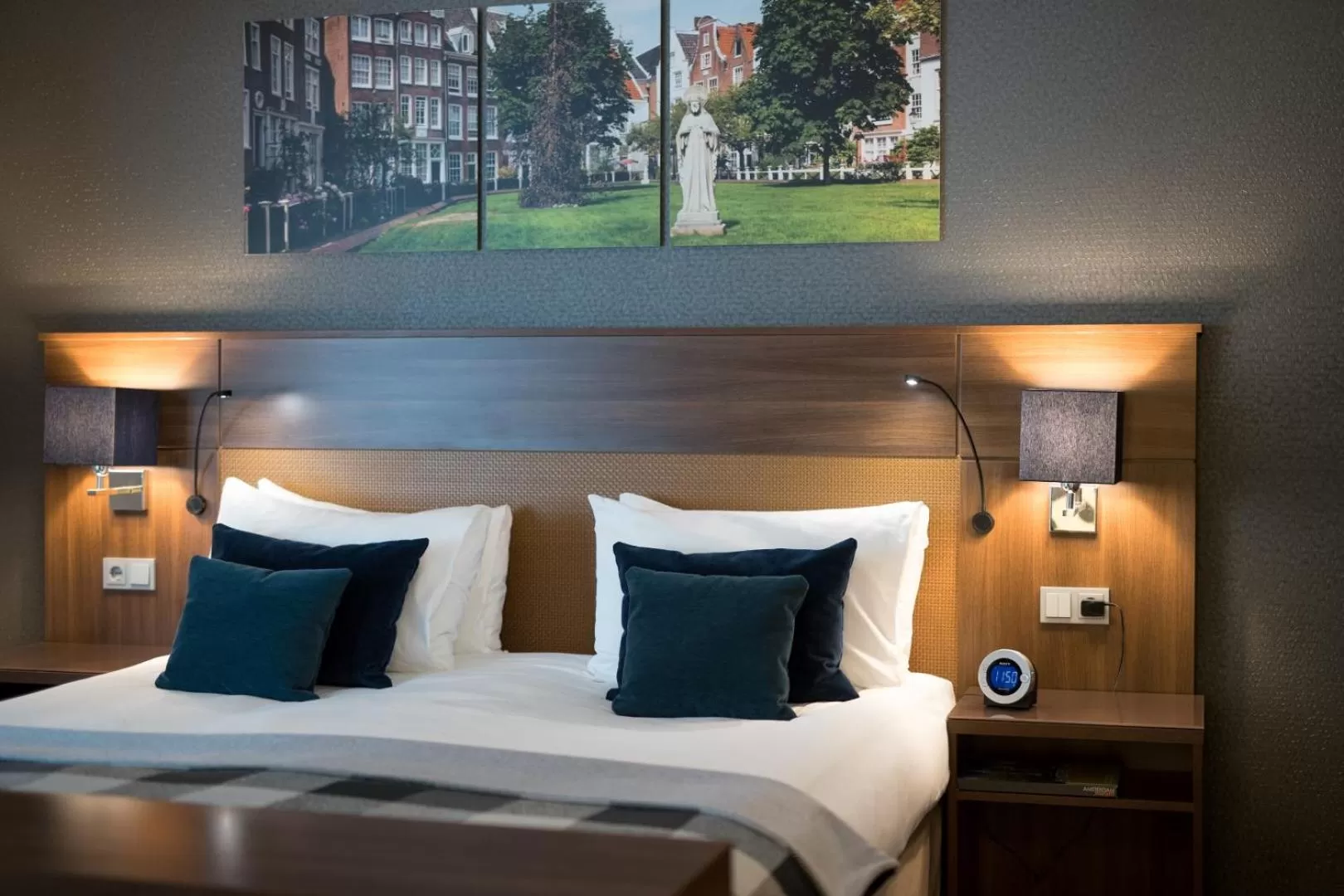 Bedroom, Bed in Bilderberg Garden Hotel