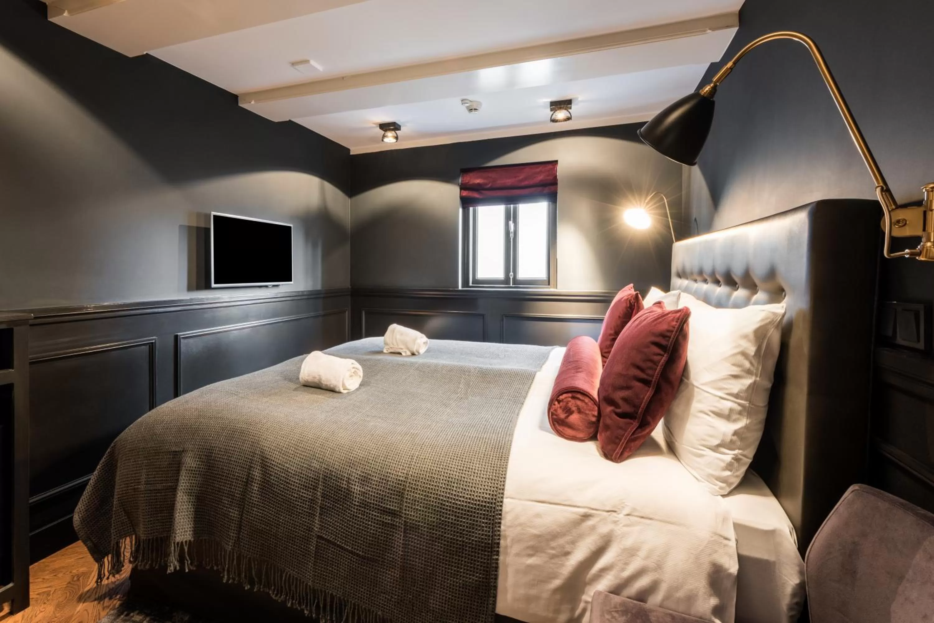 Photo of the whole room, Bed in The Bolster