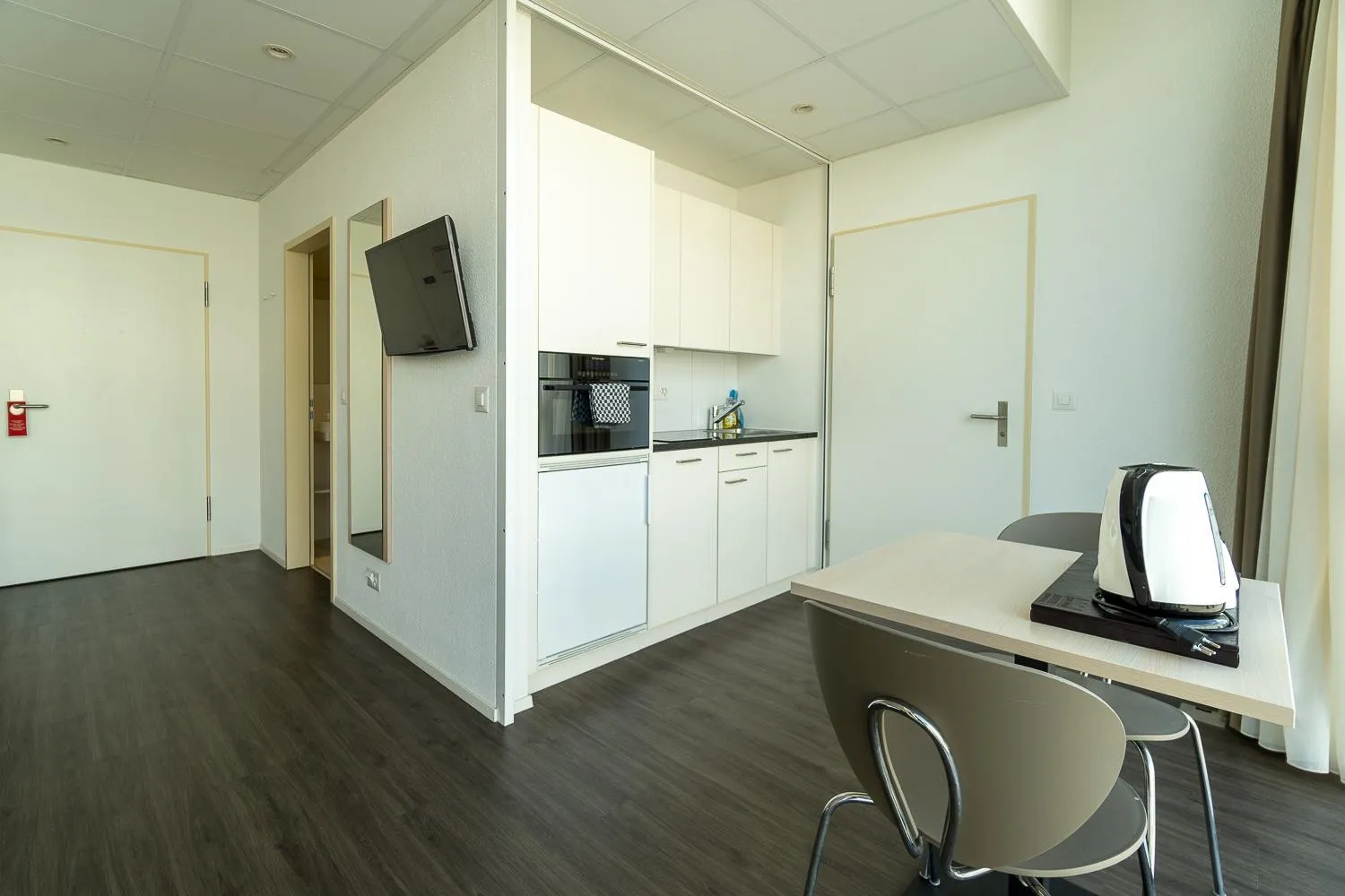 Coffee/tea facilities, Kitchen/Kitchenette in Hotel Hine Adon Bern Airport