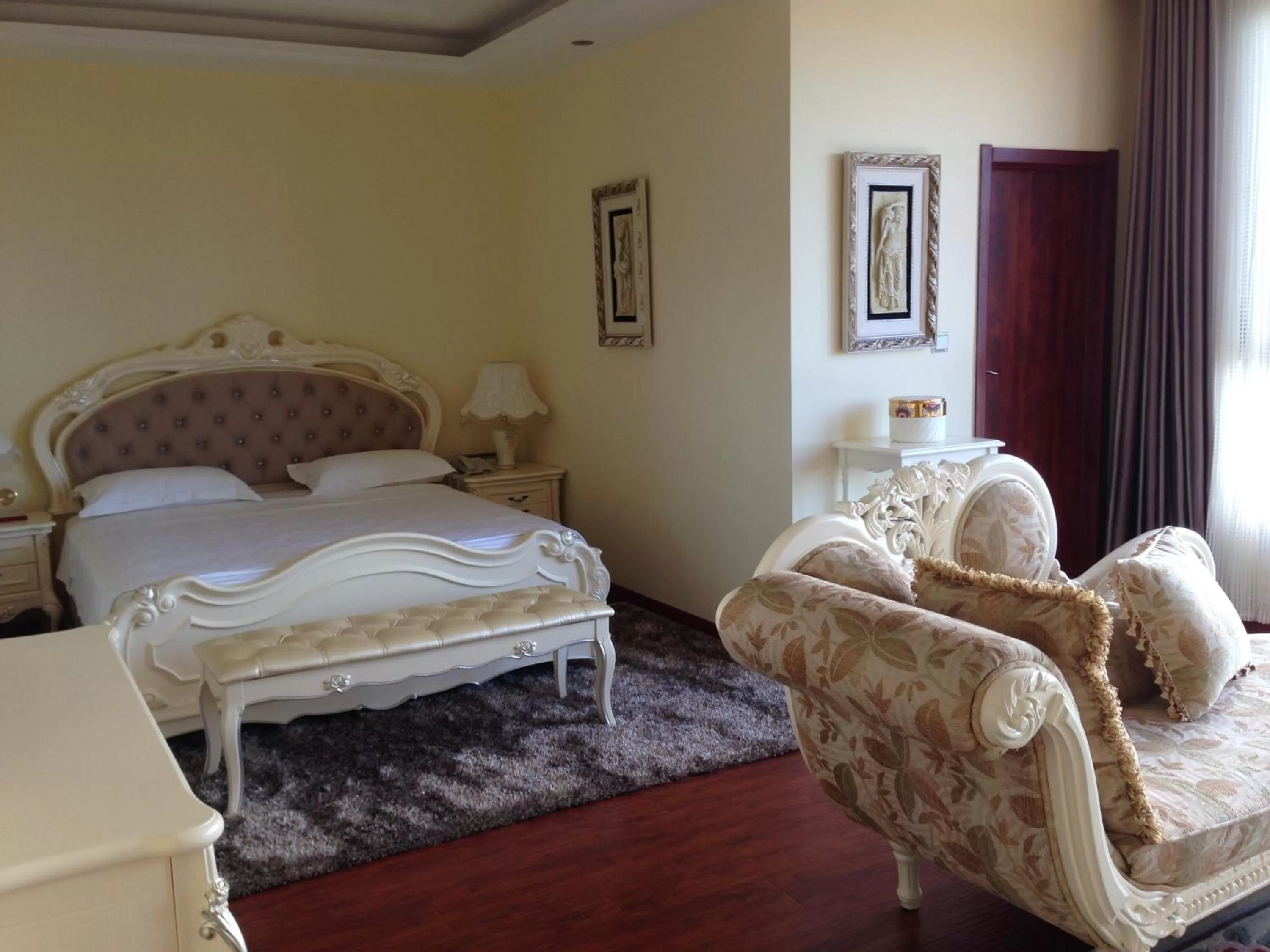 Photo of the whole room, Bed in Victoria Beach Hotel