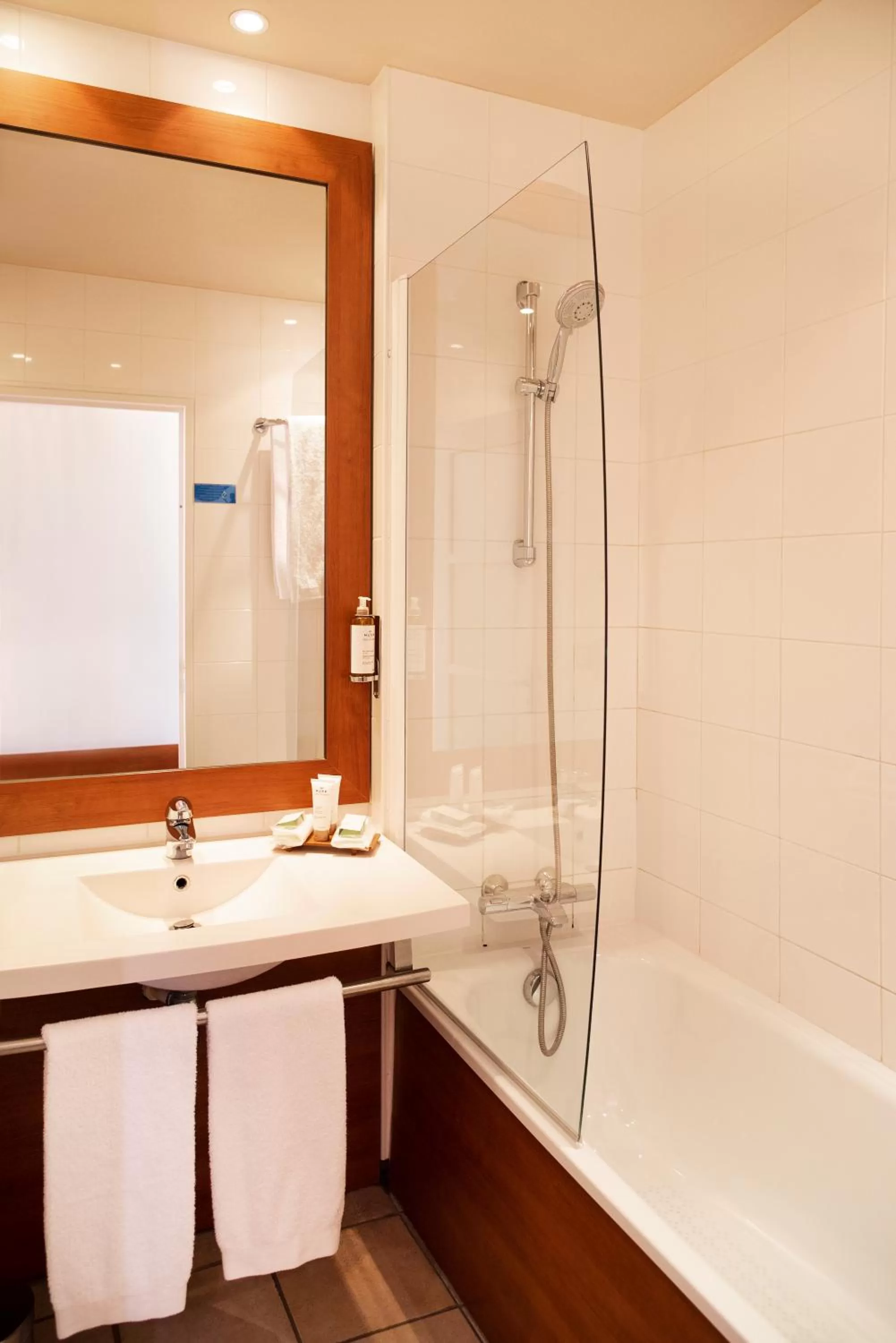 Bathroom in Best Western Plus Hôtel Colbert