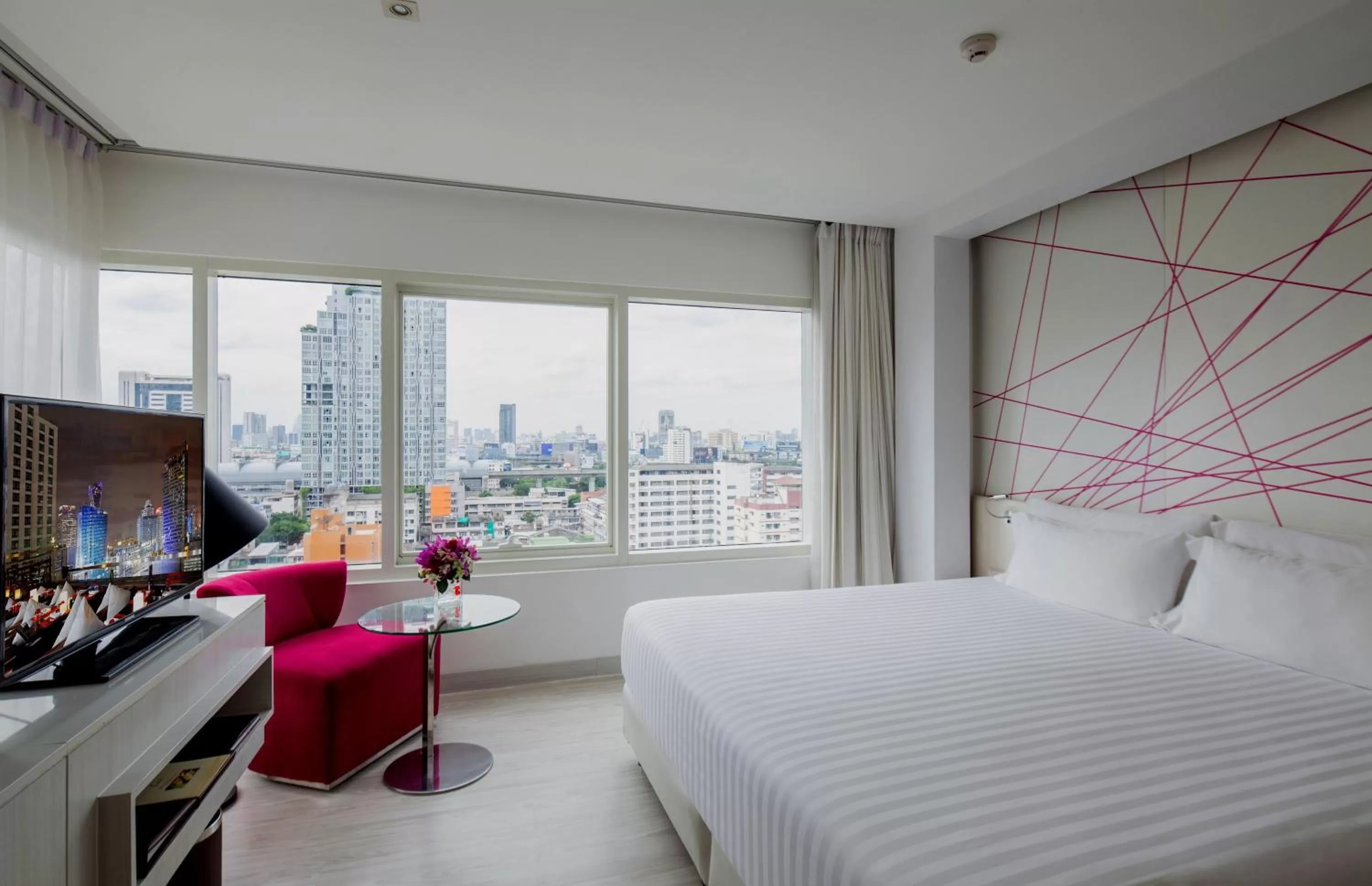 Photo of the whole room, Bed in Centara Watergate Pavilion Hotel Bangkok