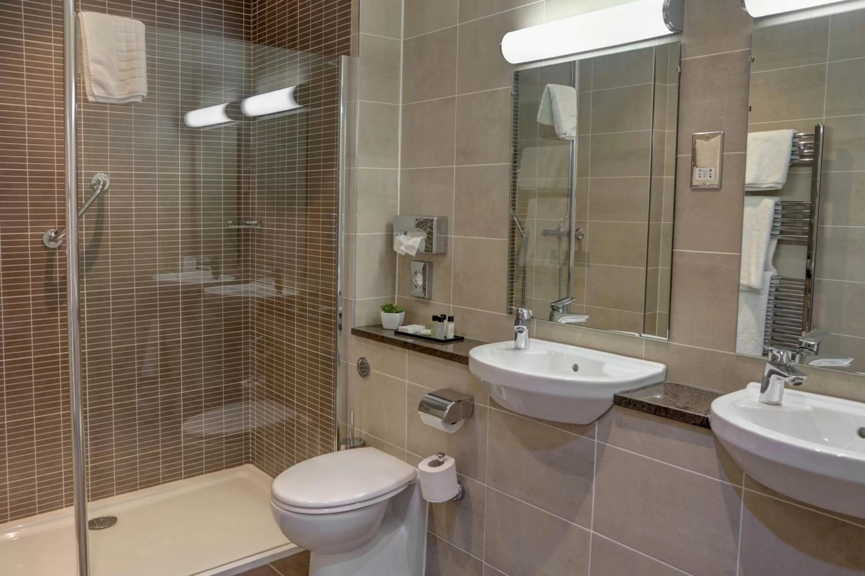 Shower in Crown & Mitre Hotel