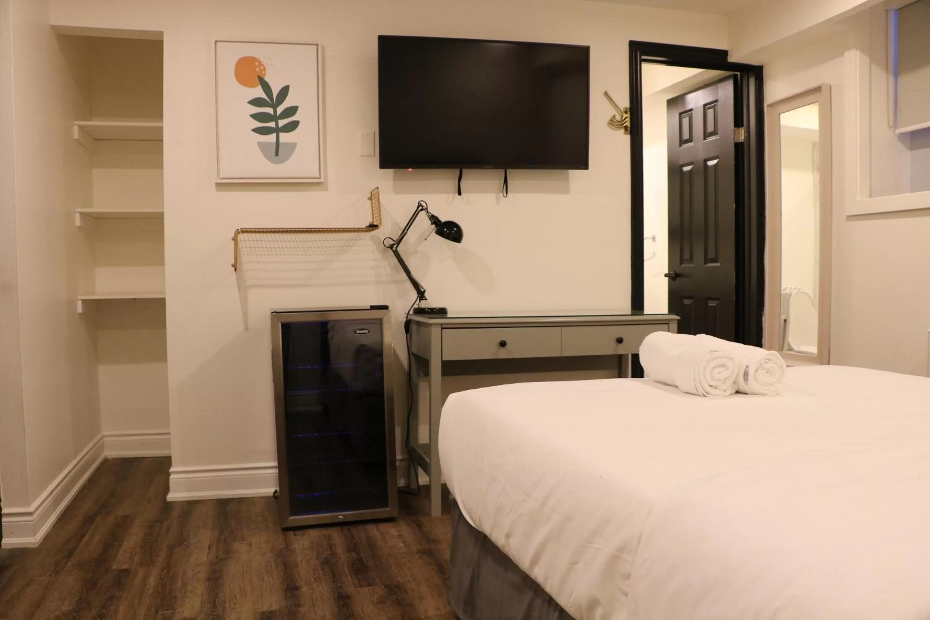 Bed, TV/Entertainment Center in Pembroke Inn