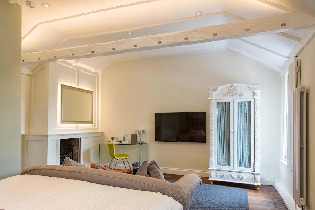 TV and multimedia, Bed in The Bell Inn Hotel