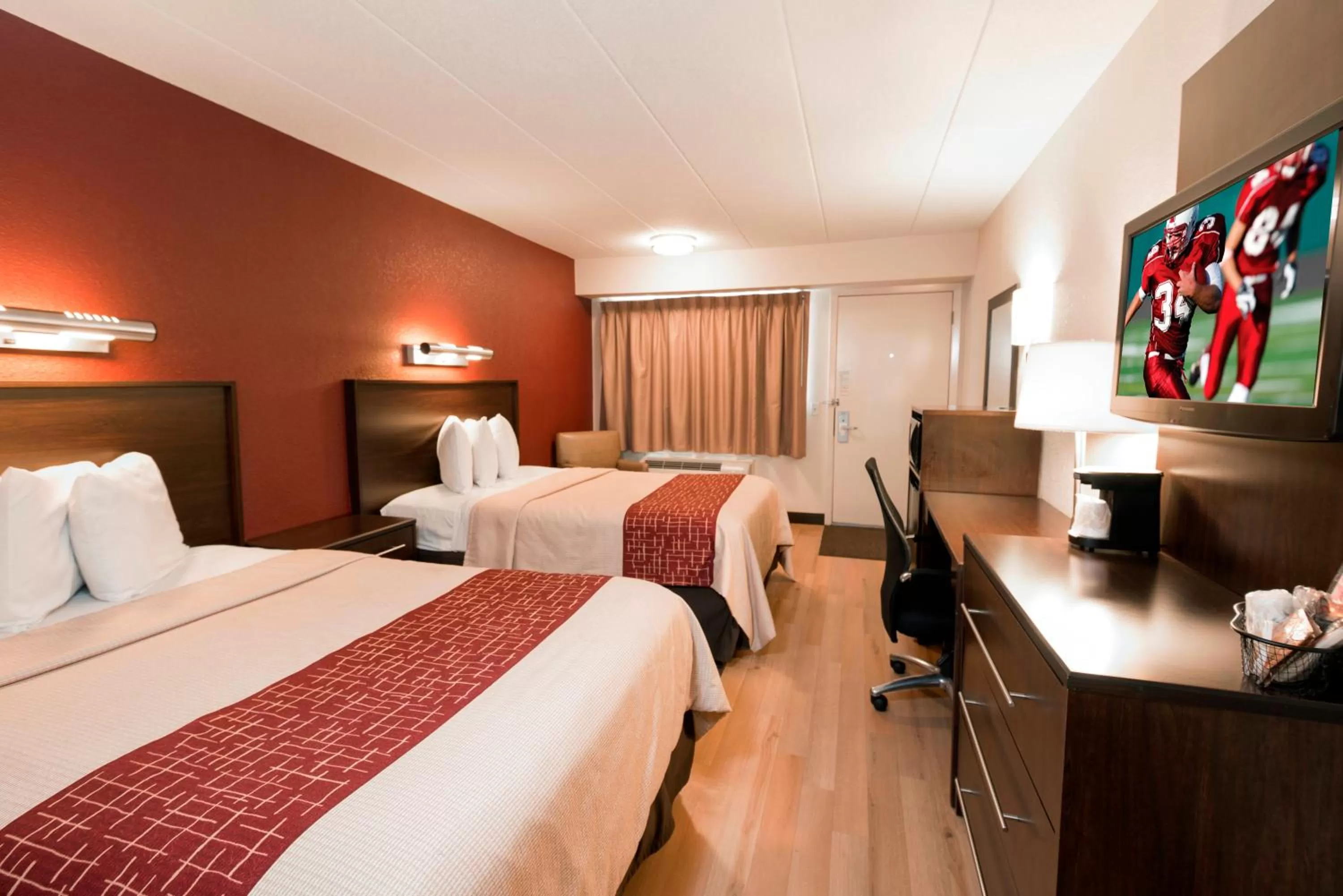 Photo of the whole room, Bed in Red Roof Inn Benton Harbor - St. Joseph