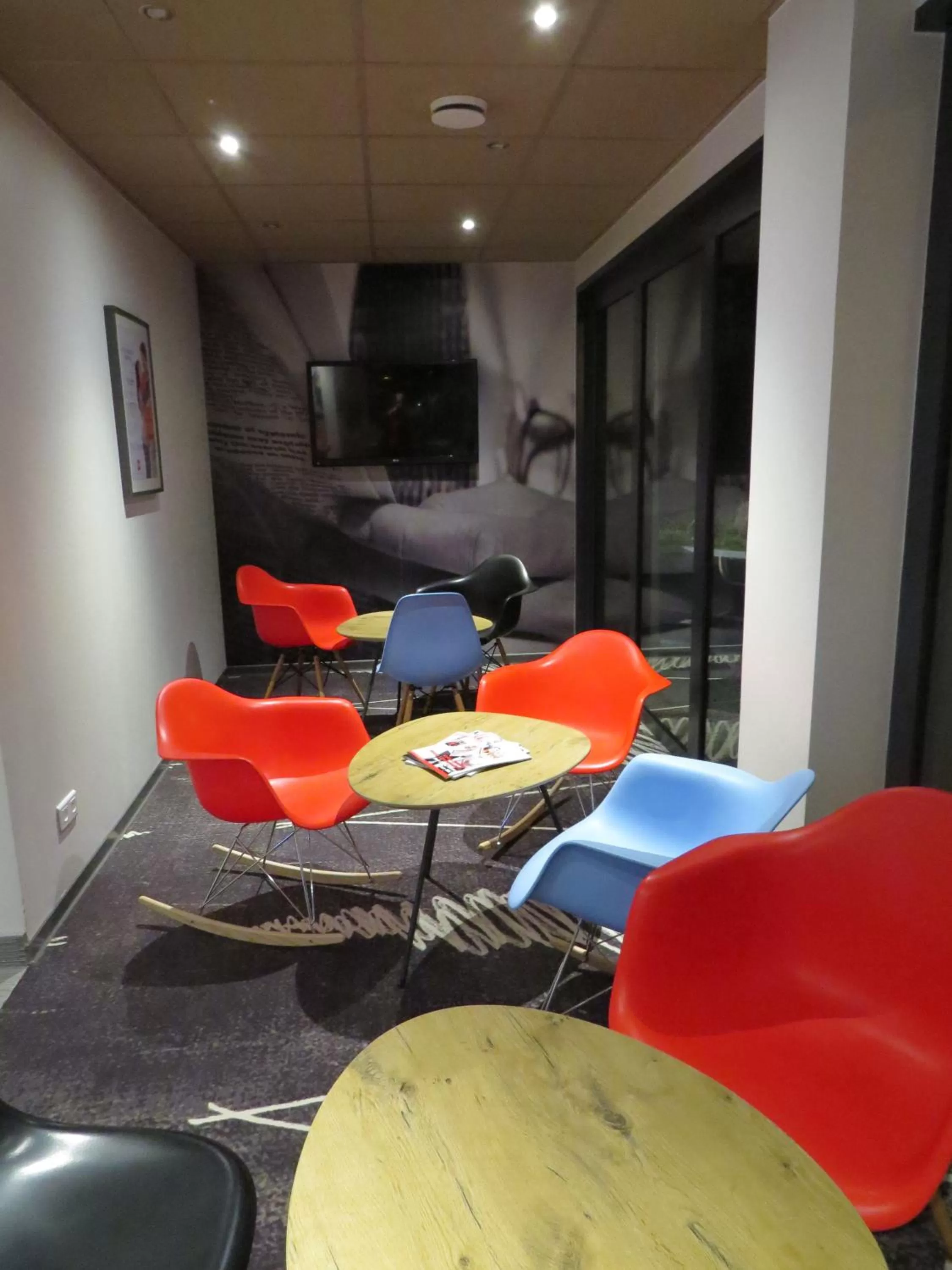 Lounge or bar in ibis Soissons
