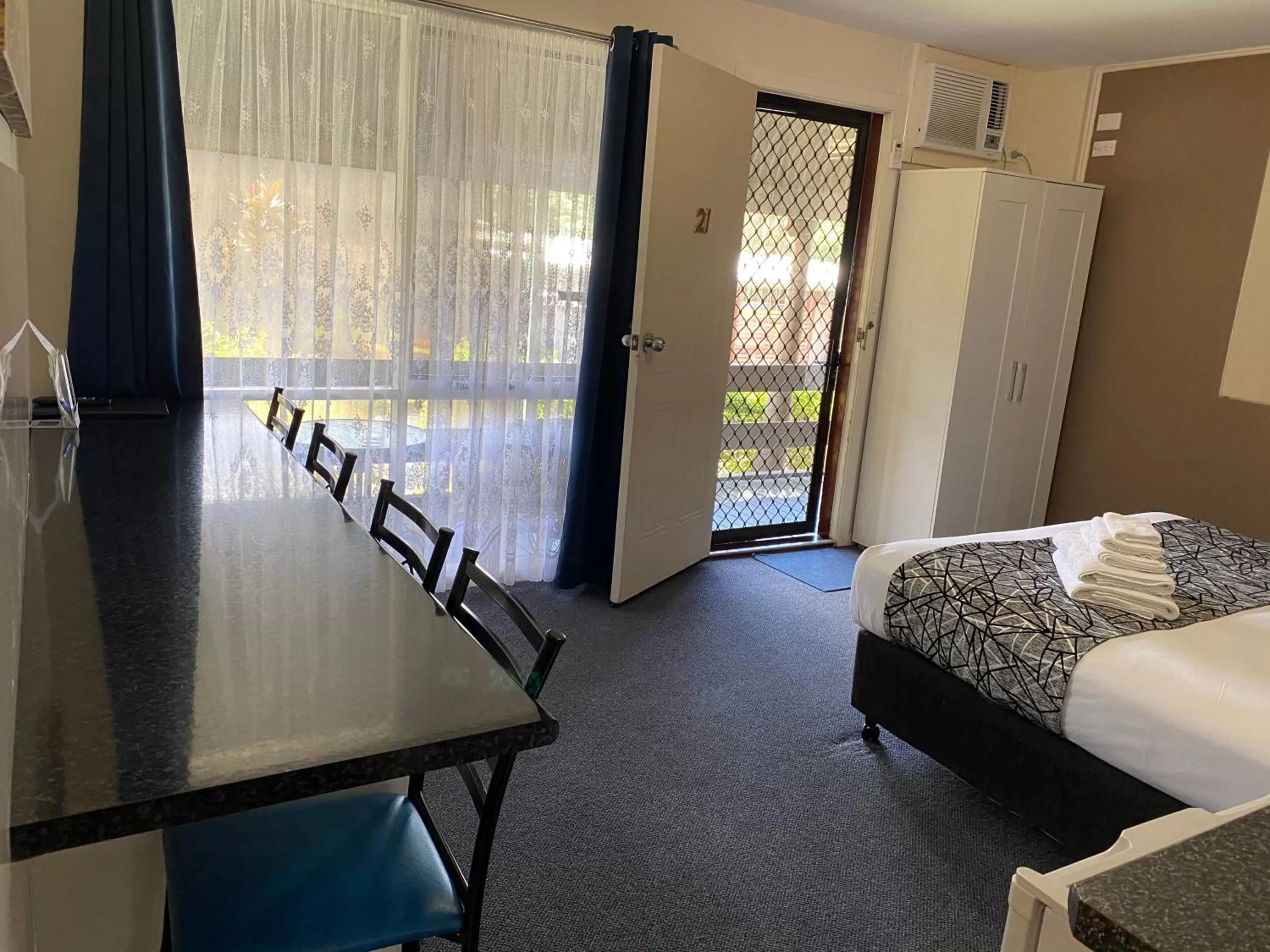 Seating area, Bed in Motel Kempsey