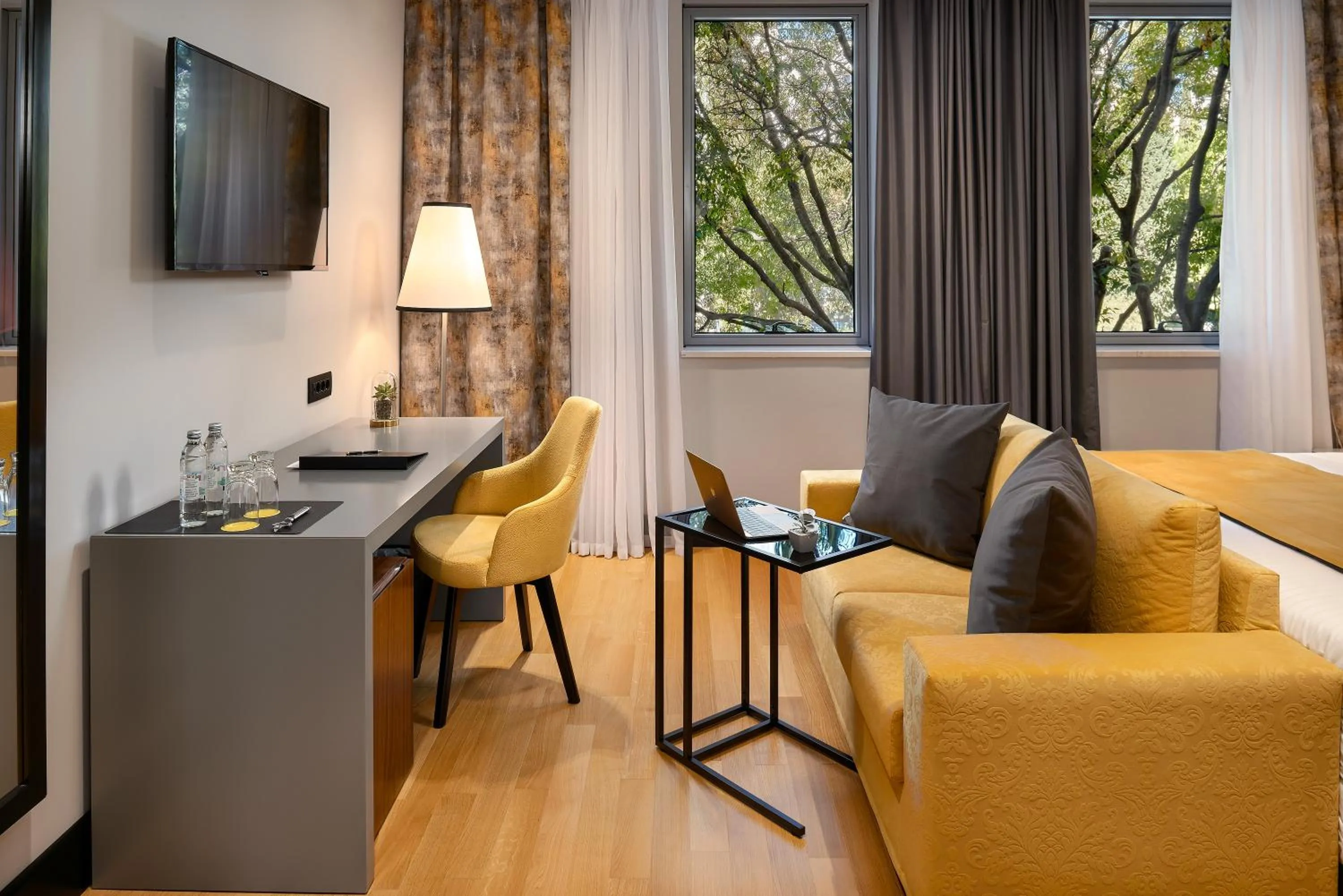 Bed, Seating Area in Hotel Ora