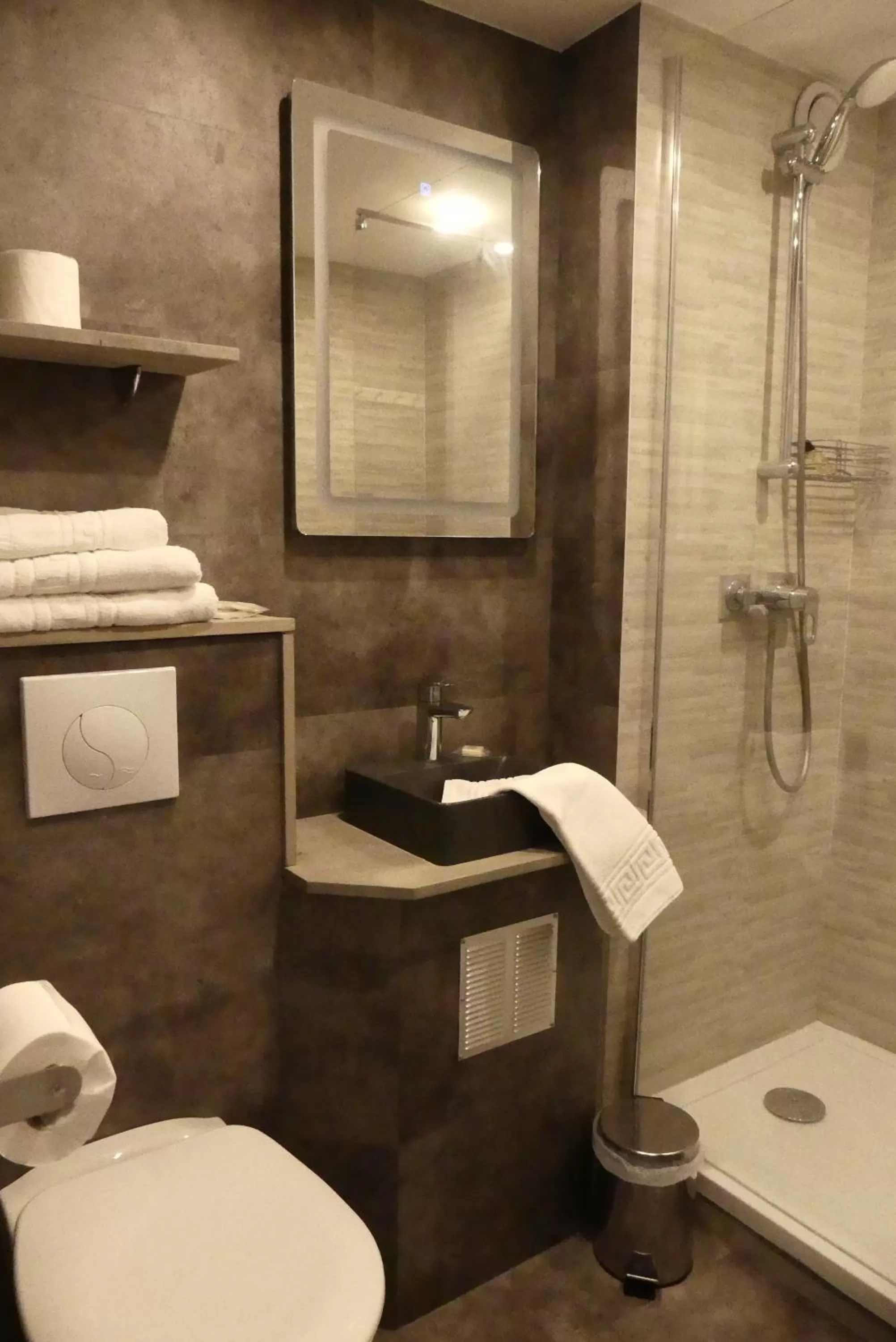 Shower in Contact Hôtel Le Provençal Bordeaux Lac