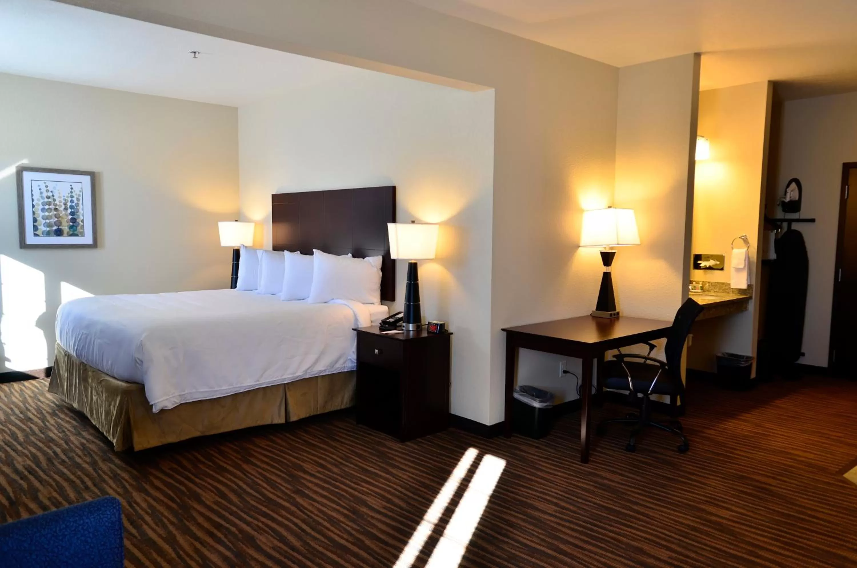 Bed in Cobblestone Inn & Suites - Holstein