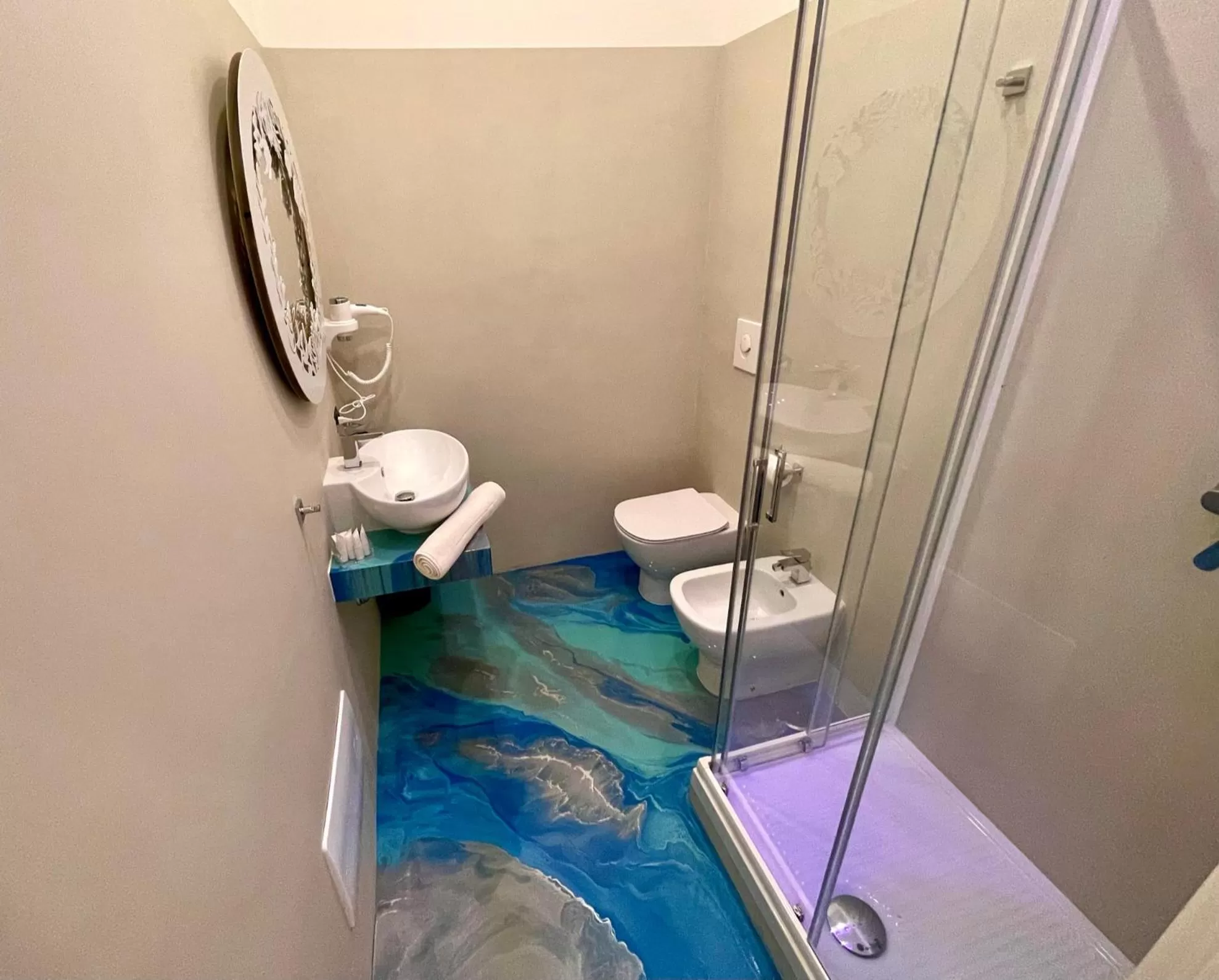 Bathroom in Tribus Boutique Hotel