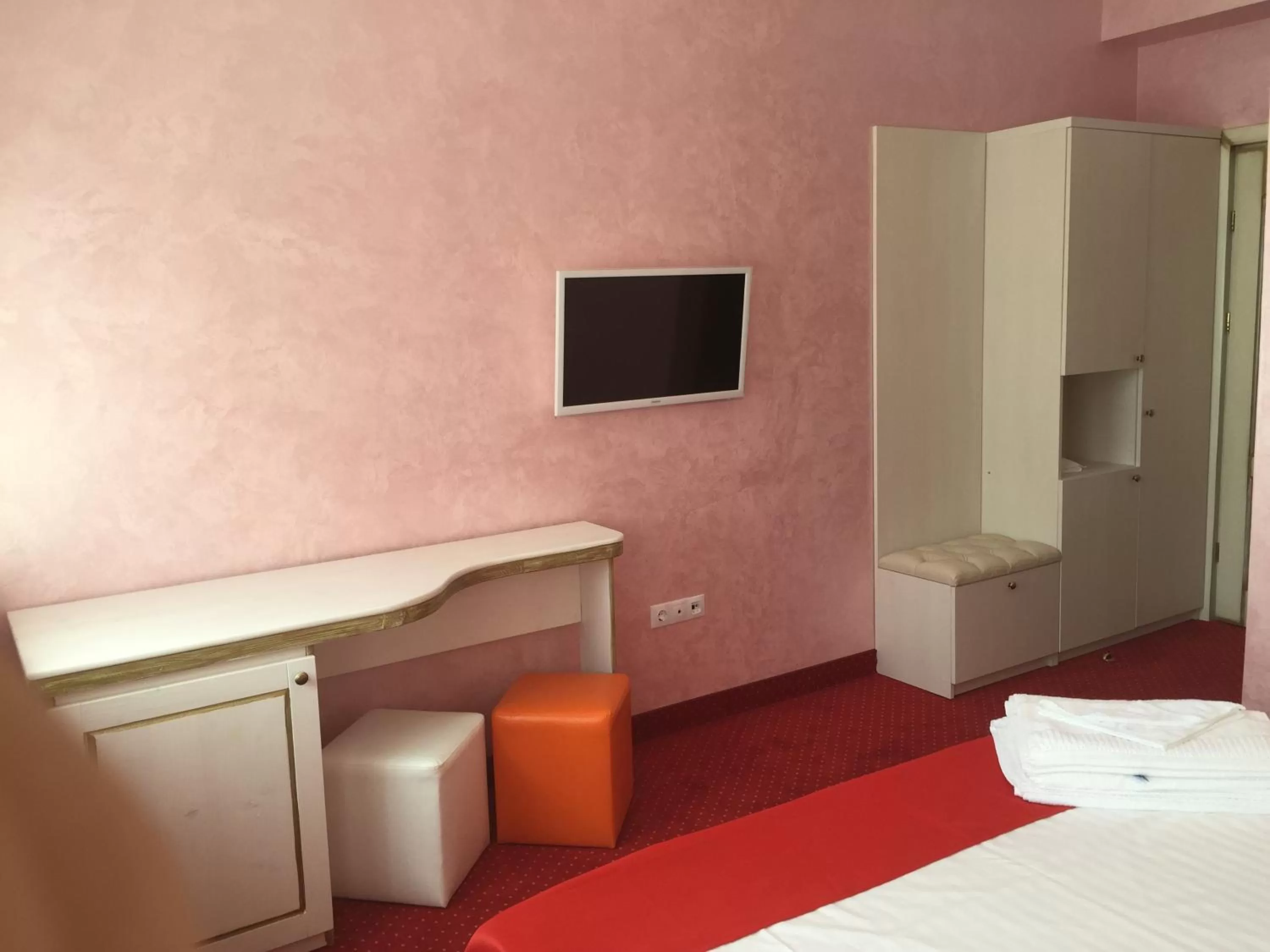 Photo of the whole room, Bed in Hamlet Hotel