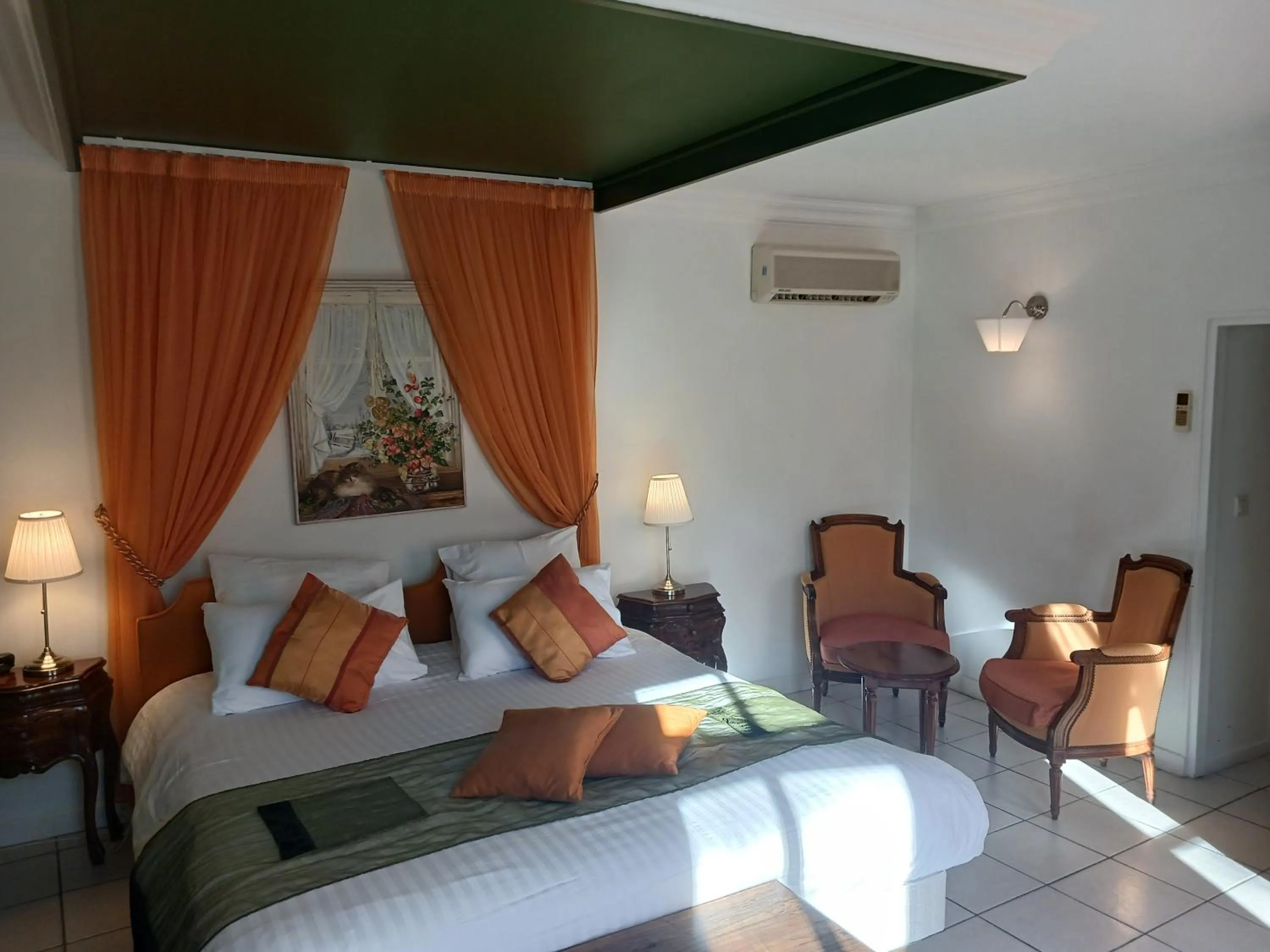 Bed in HOTEL LA COGNETTE A 25 Kilomètres de Châteauroux et 30 Kilomètres de Bourges