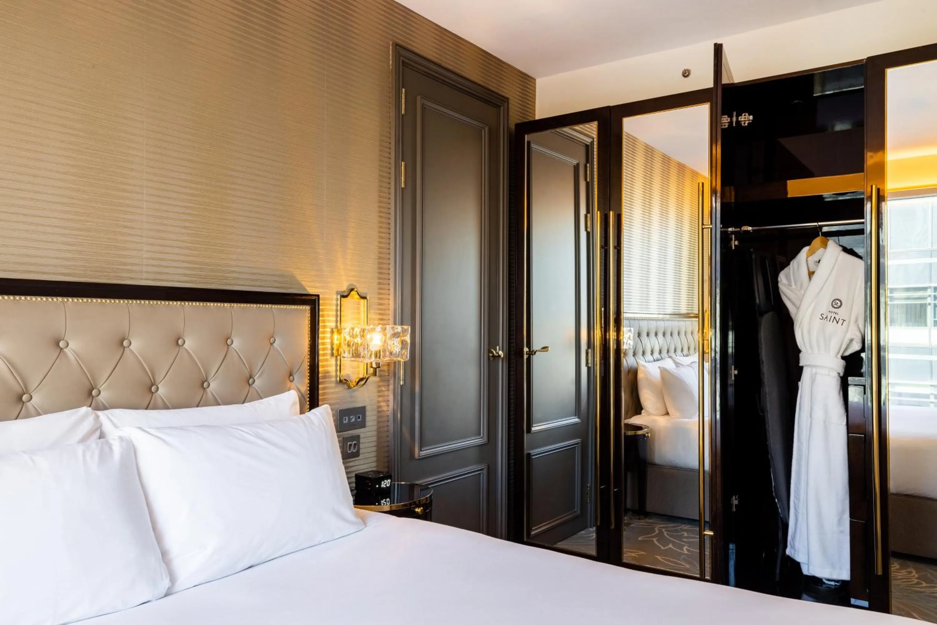 Bed in Hotel Saint London