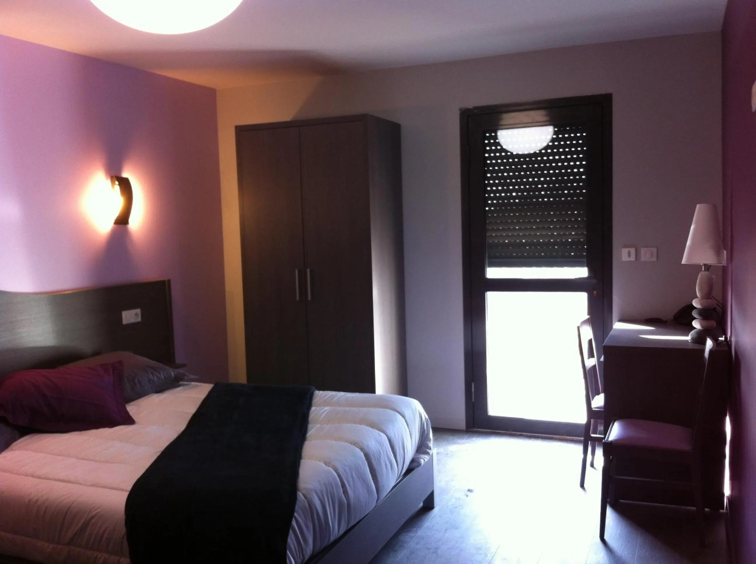 Photo of the whole room, Bed in The Originals City, Hôtel des Arts, Montauban