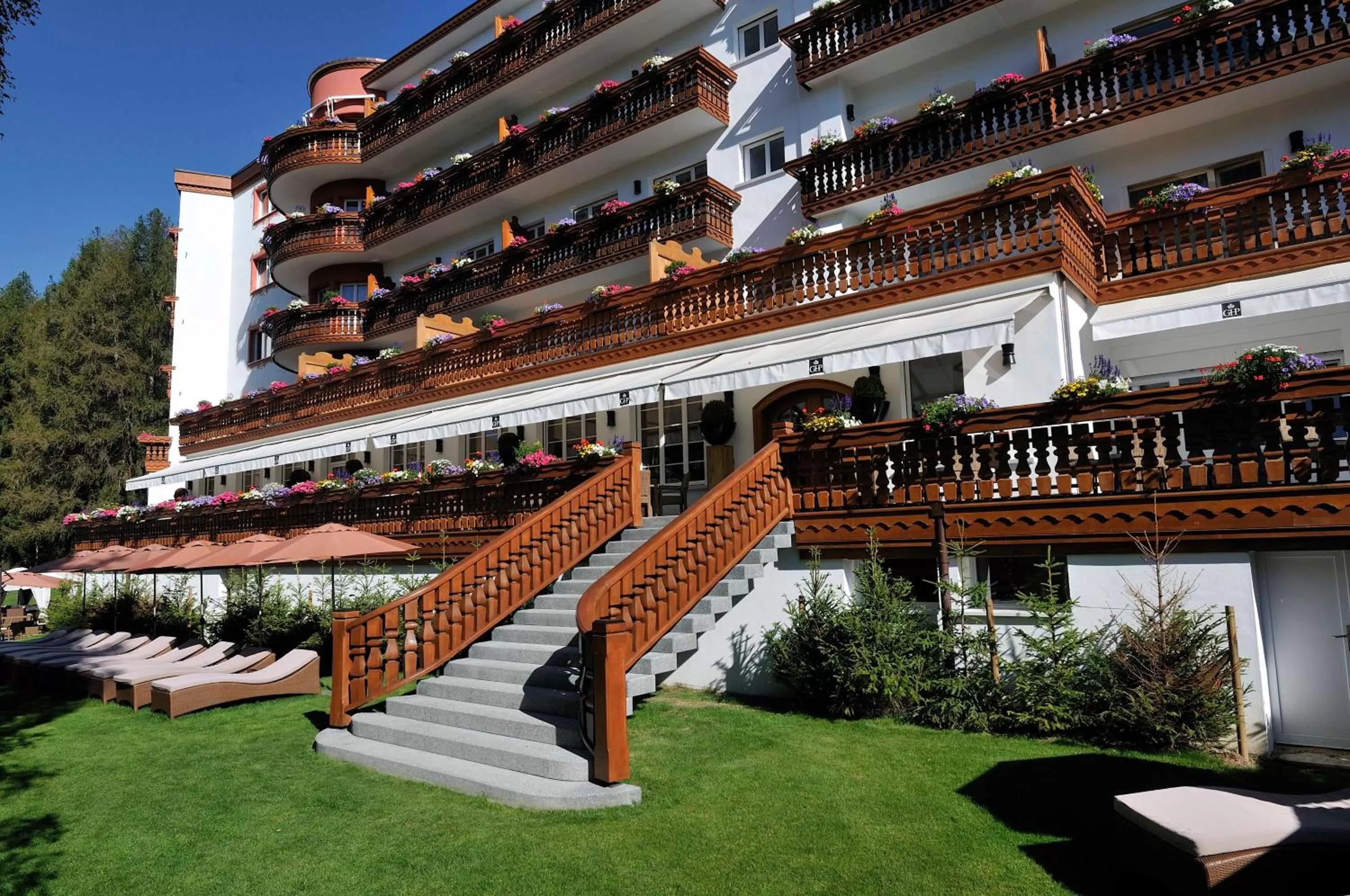 Facade/entrance in Grand Hôtel du Golf & Palace