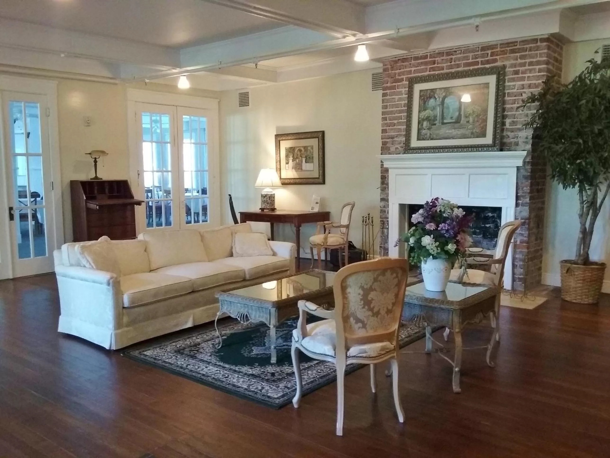 Communal lounge/ TV room in Crystal Bay Historic Hotel