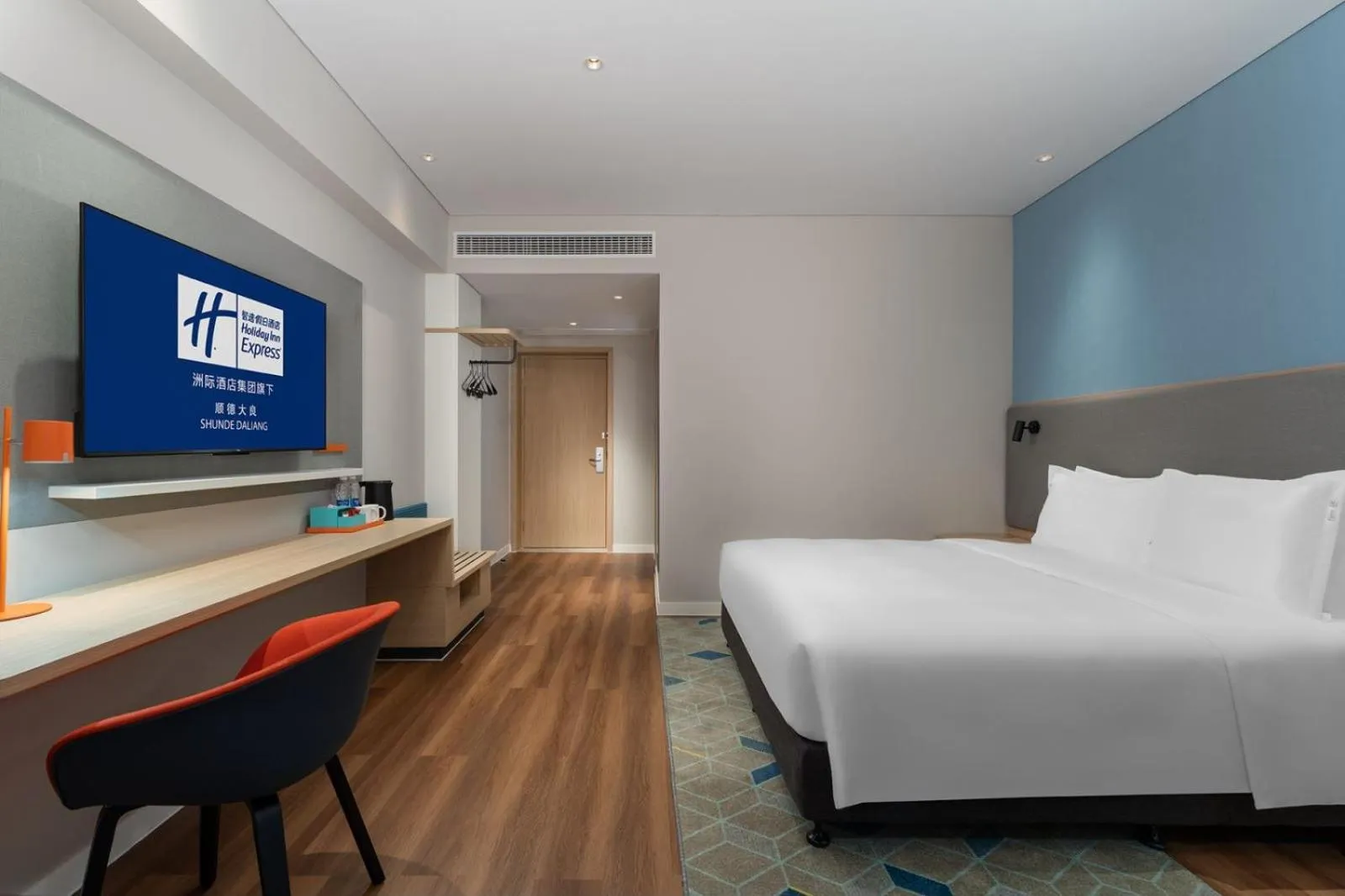 Photo of the whole room, Bed in Holiday Inn Express Shunde Daliang by IHG