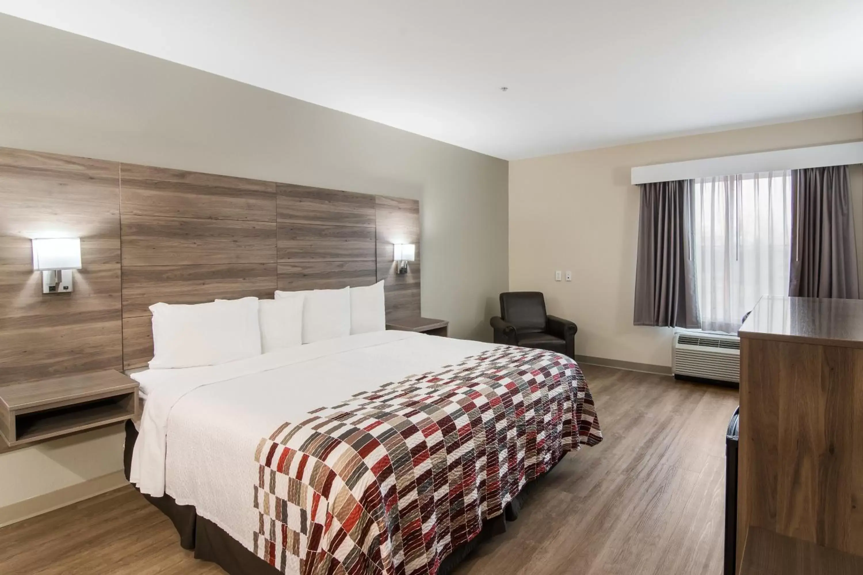 Superior King Room - Non-Smoking in Red Roof Inn Panama City Superior King Room - Non-Smoking in Red Roof Inn Panama City