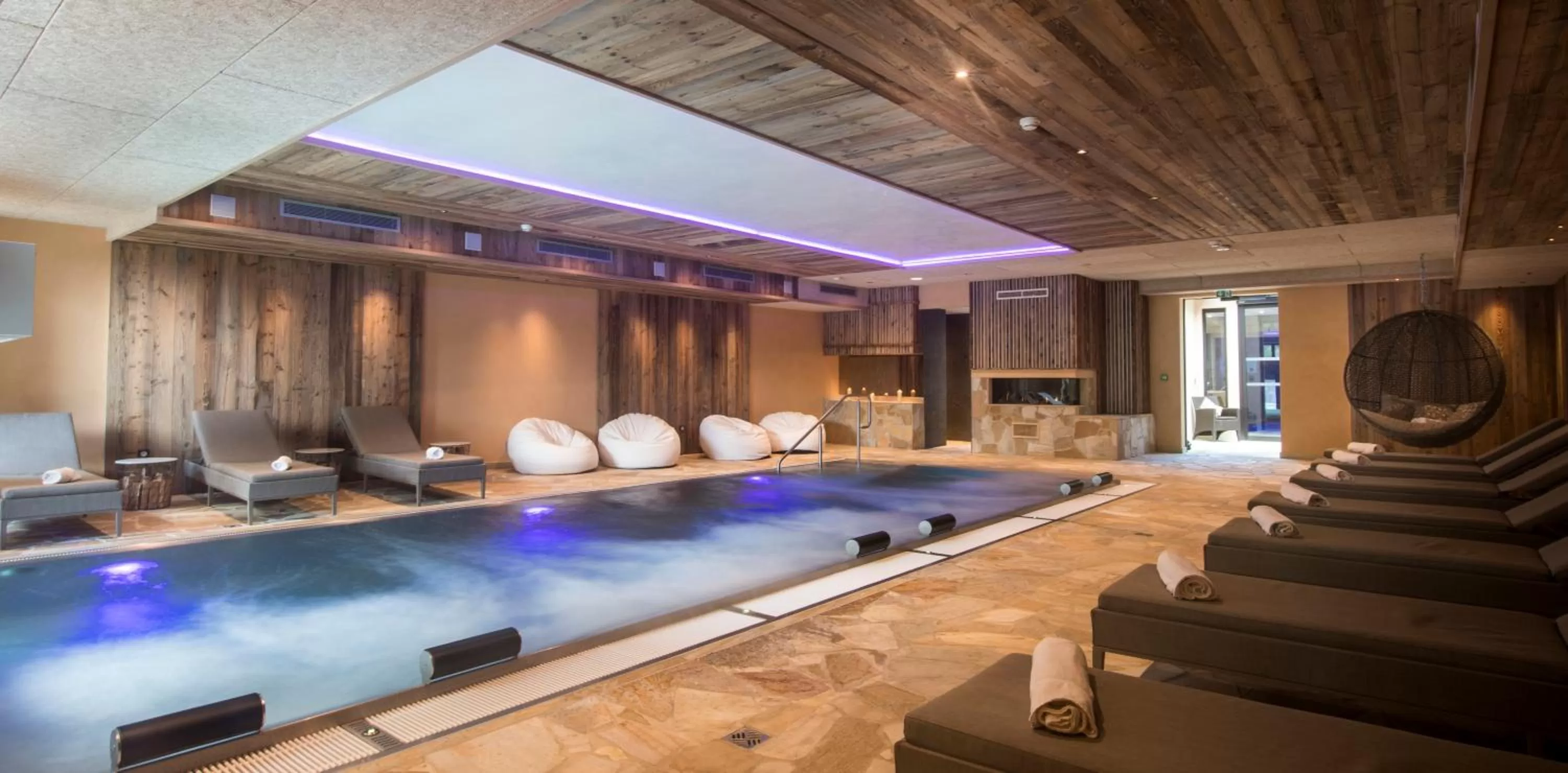 Hot Tub in Hostellerie Des Châteaux & Spa