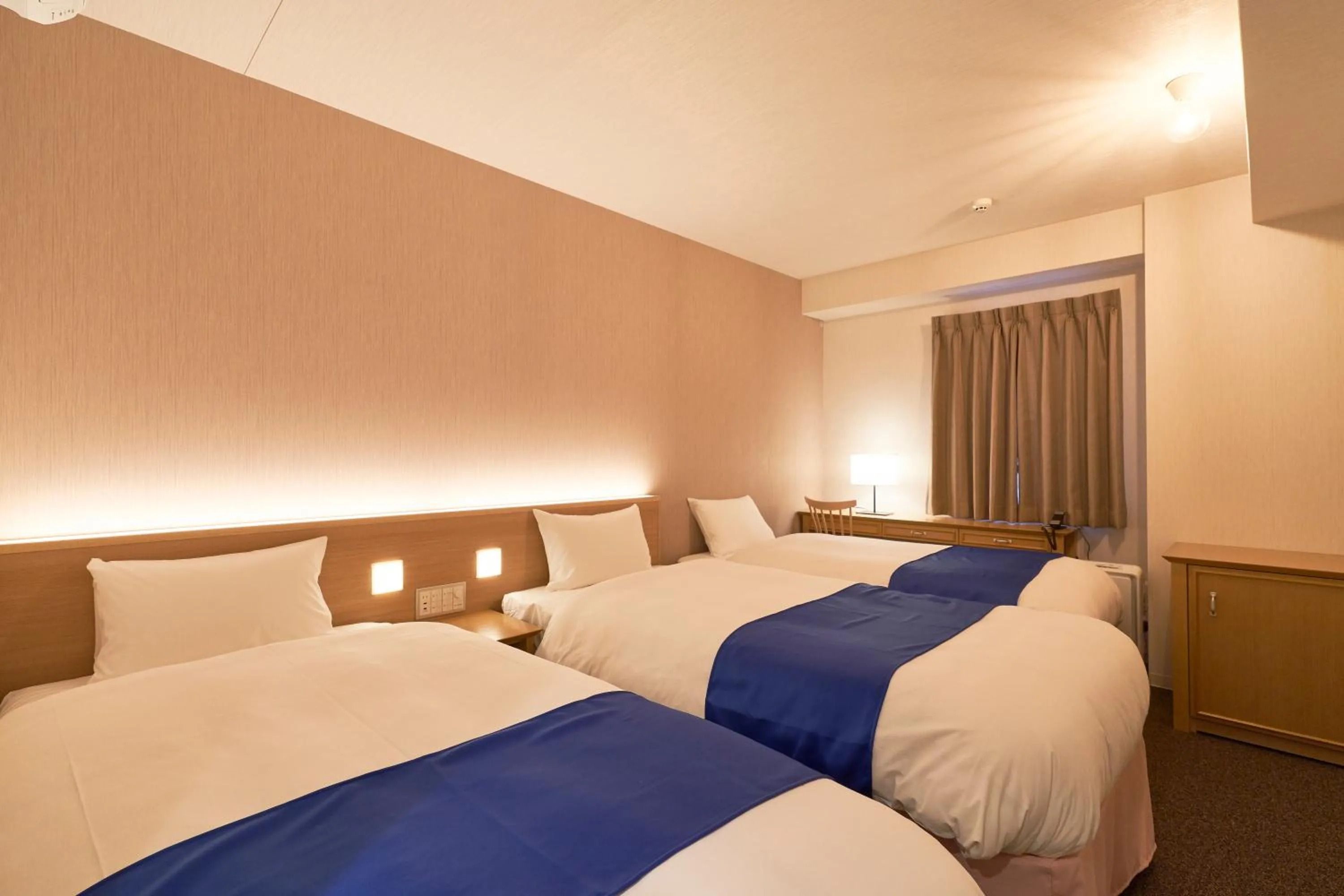 Photo of the whole room, Bed in Hotel Meriken Port Kobe Motomachi