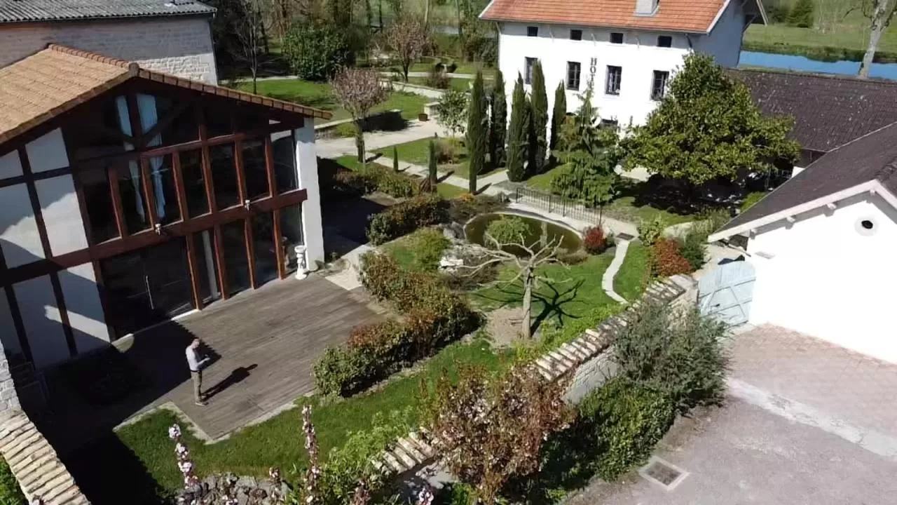 Property building in Hôtel La Vinaigrerie LOGIS