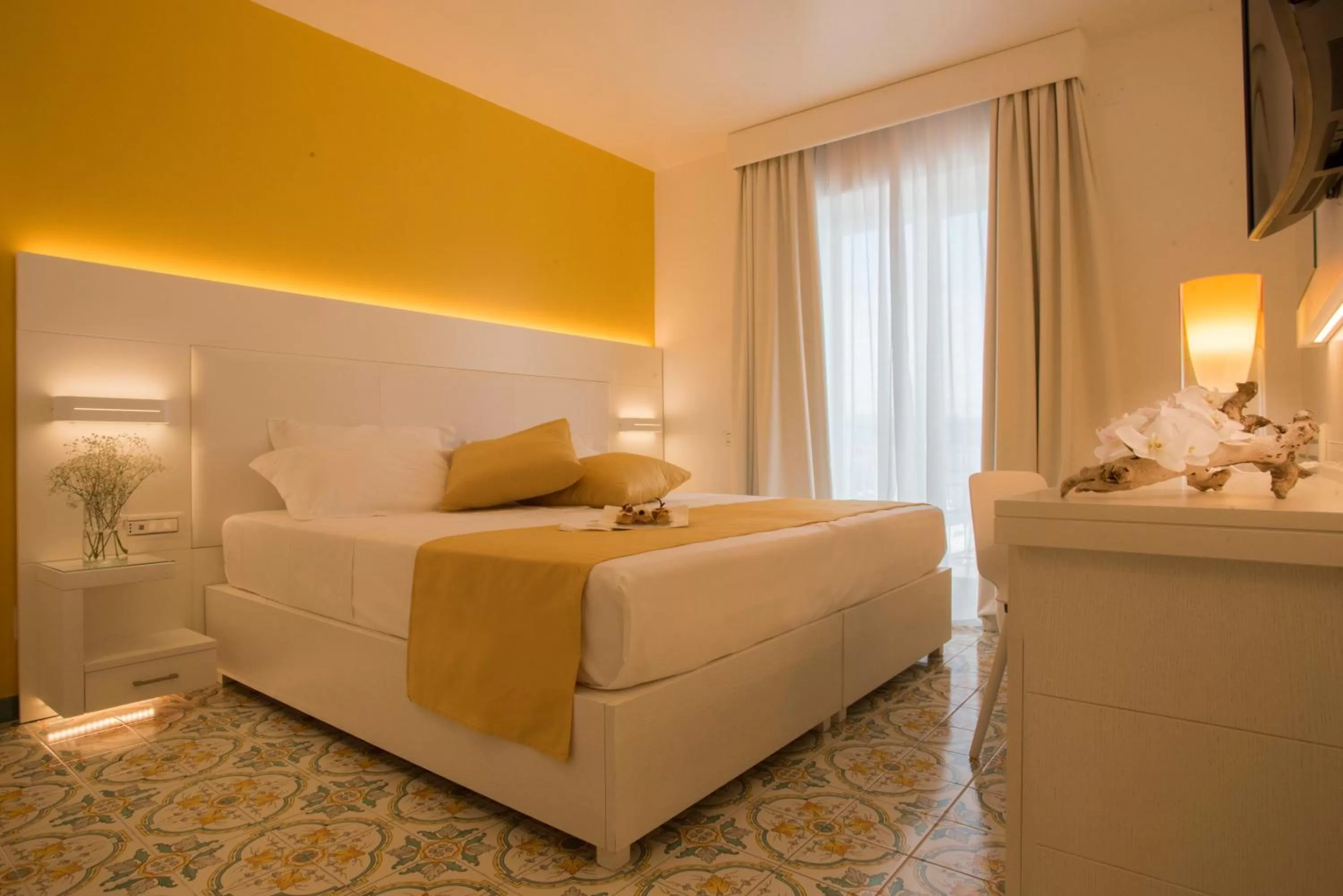 Photo of the whole room, Bed in Lloyd's Baia Hotel