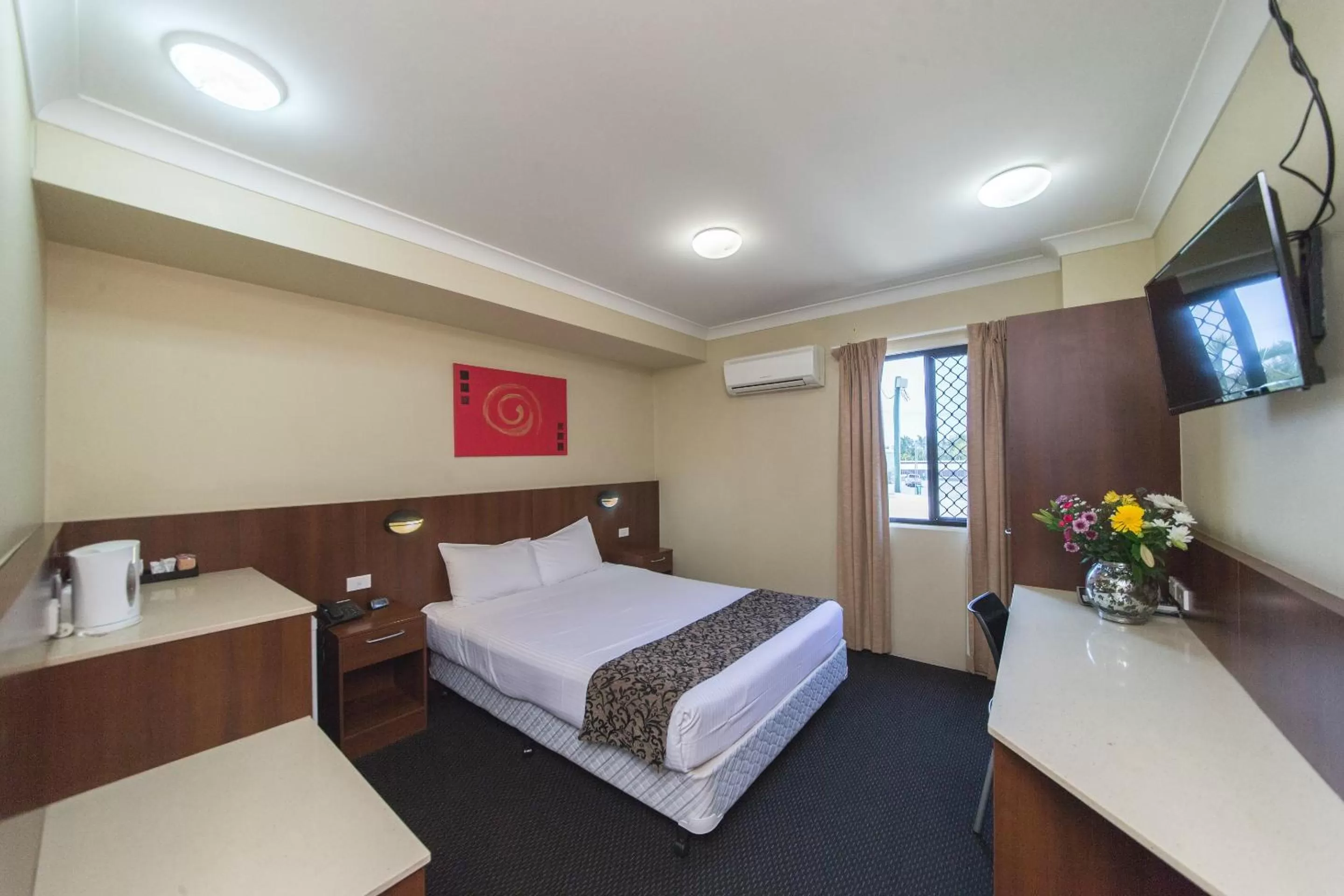 Bed in Rocky Resort Motor Inn