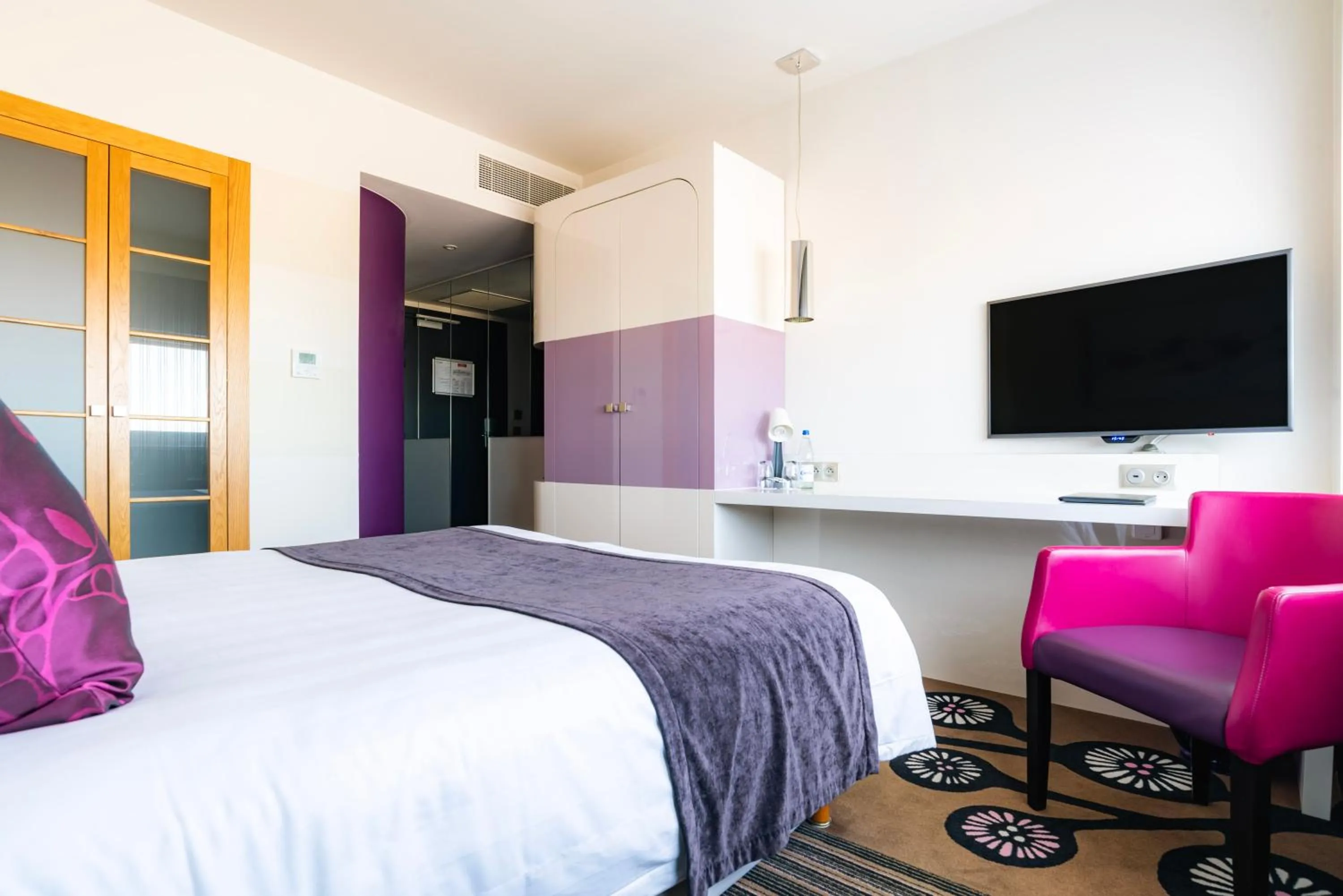 Bed in Best Western Plus Hôtel Le Rhénan & Restaurant Chez Claude