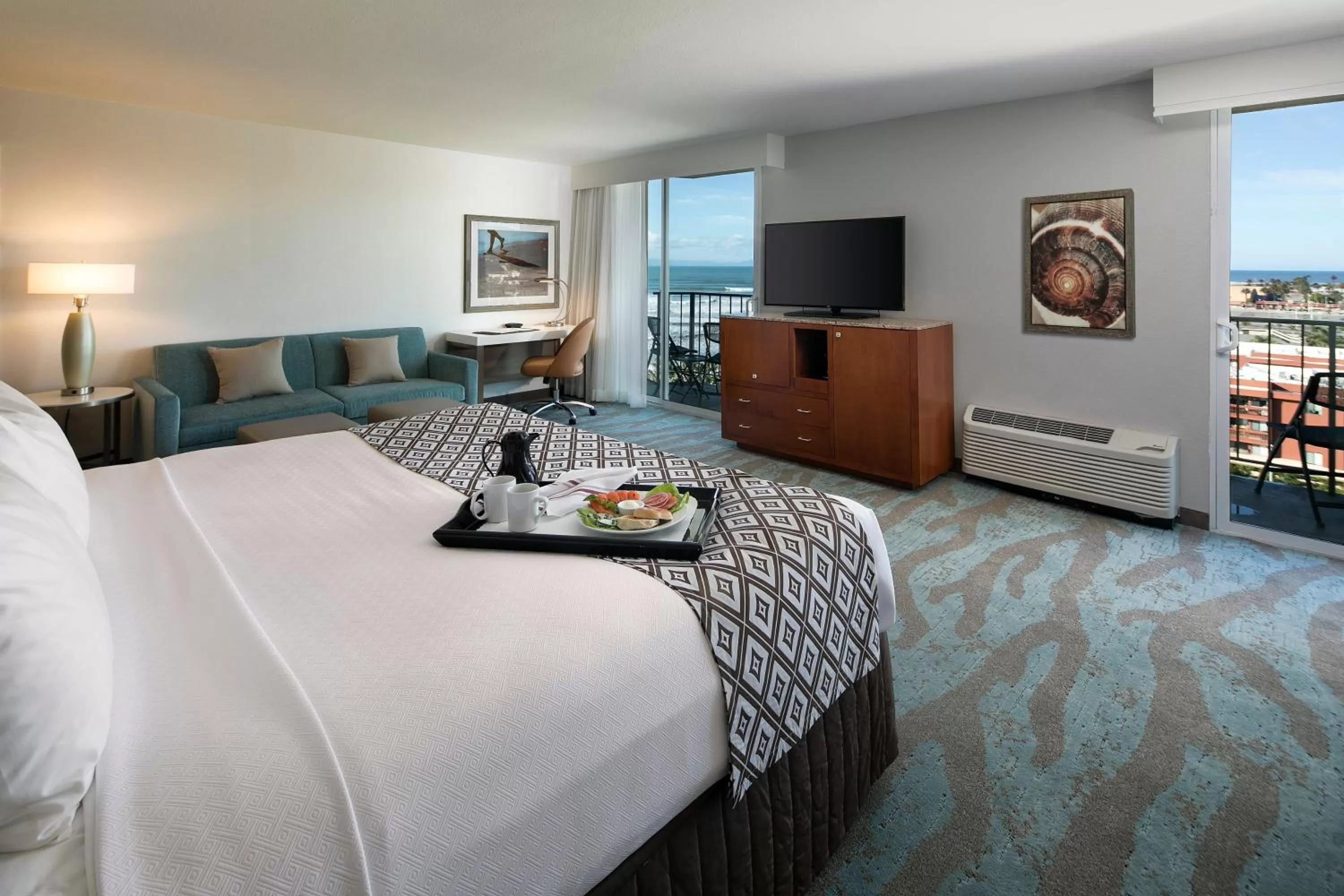 Photo of the whole room, Bed in Crowne Plaza Ventura Beach by IHG