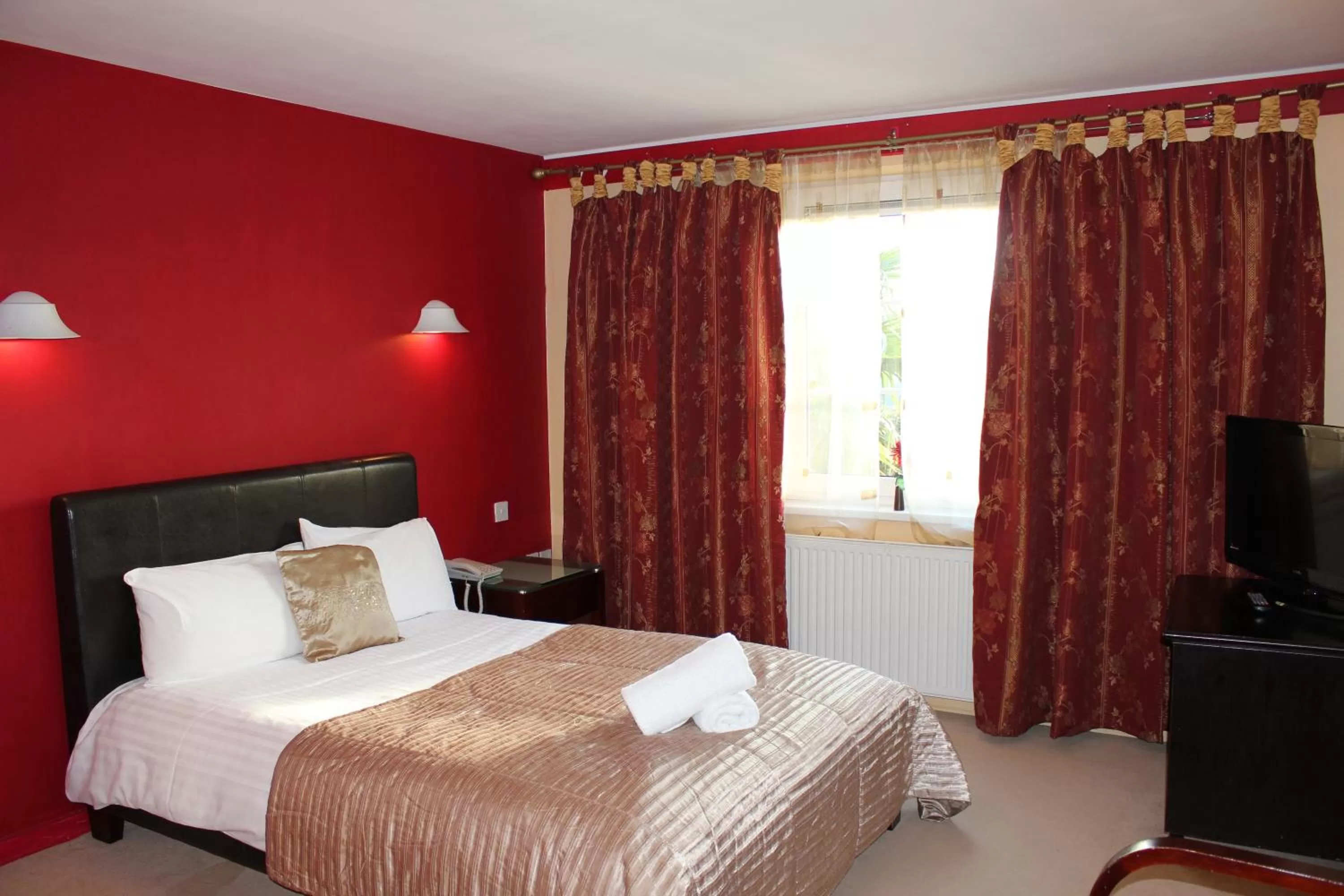 Bed in Desalis Hotel London Stansted