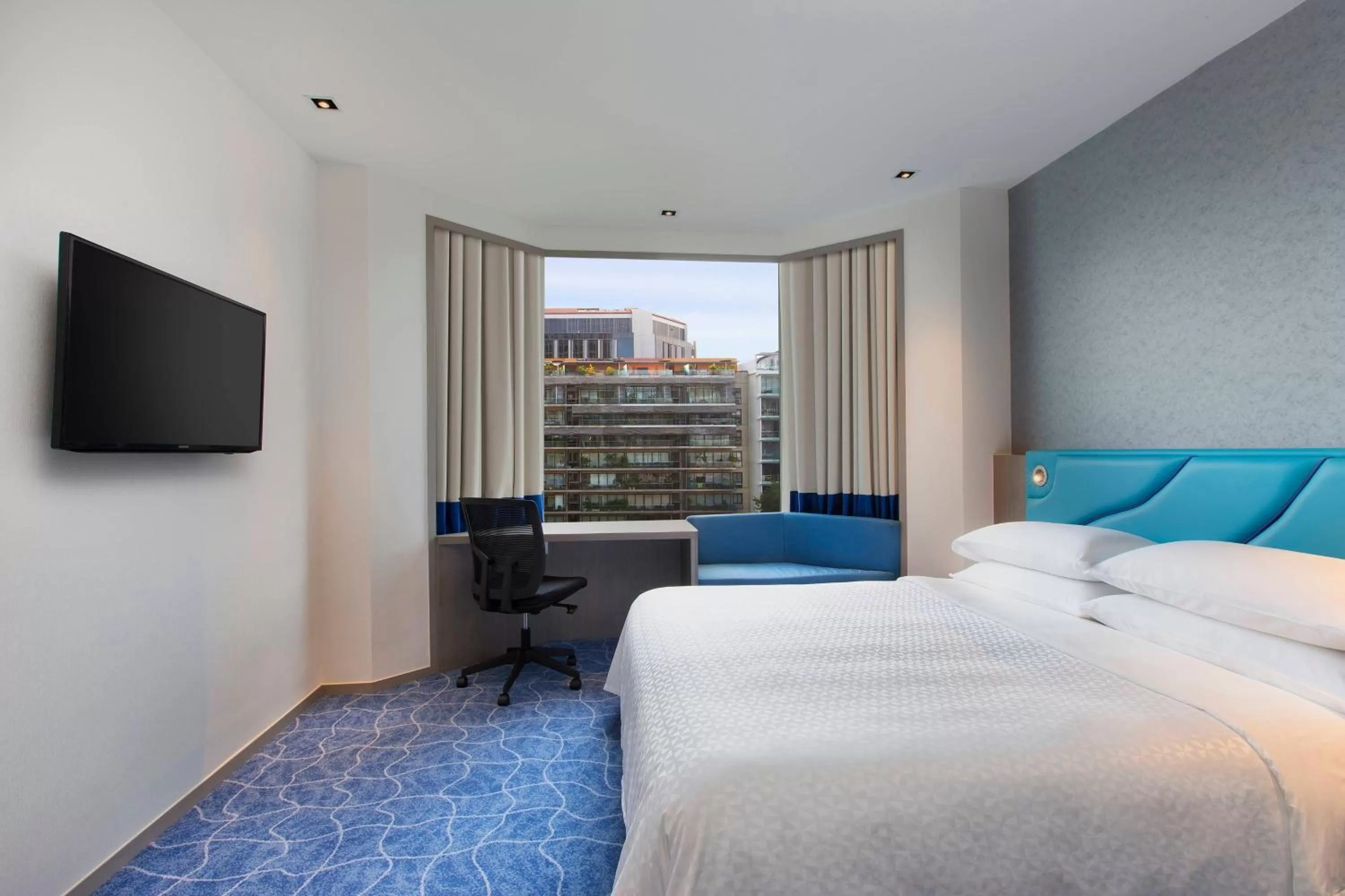 Photo of the whole room, Bed in Four Points by Sheraton Singapore, Riverview