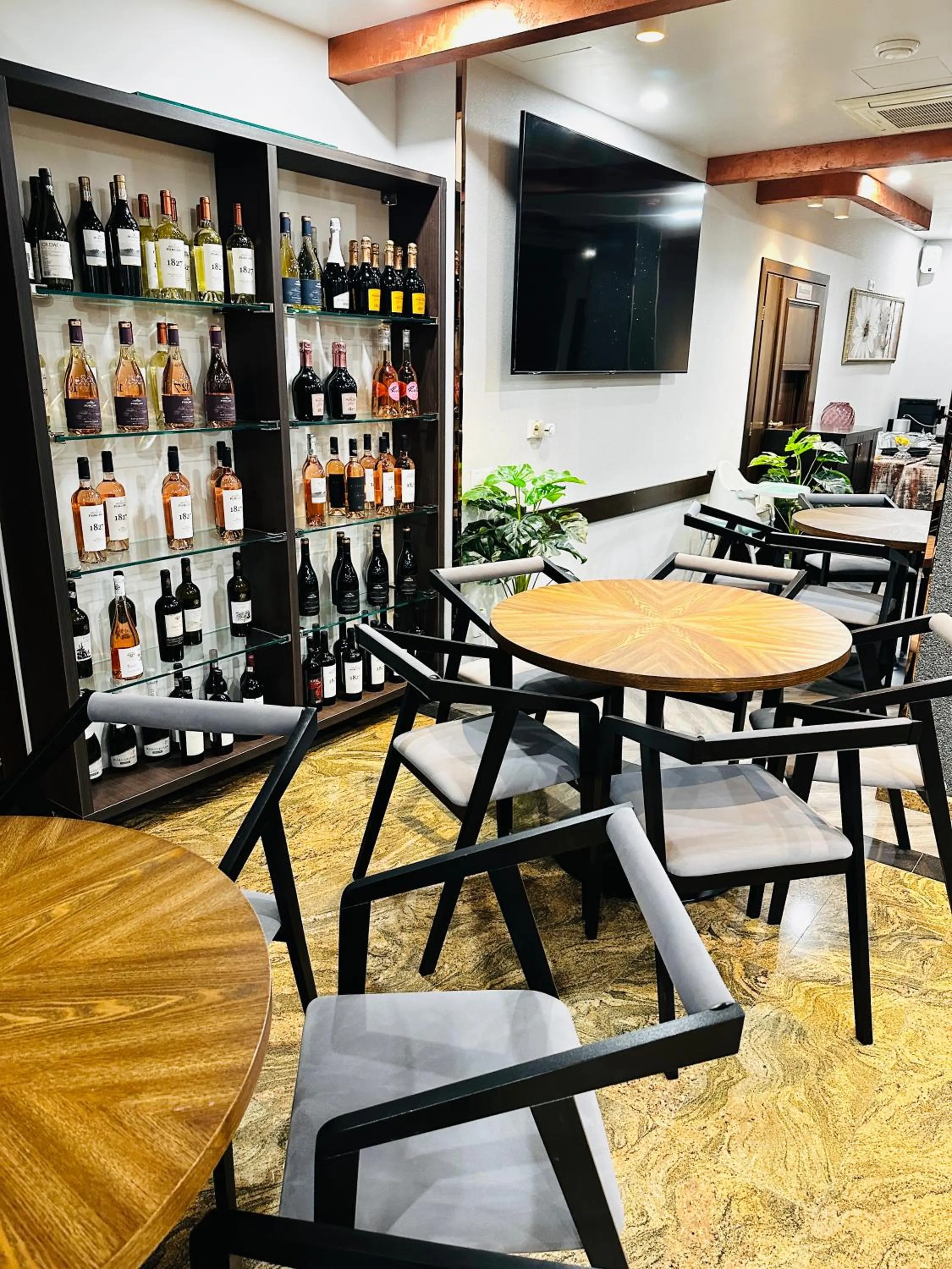 Restaurant/places to eat in Villa & Restaurant Levoslav House