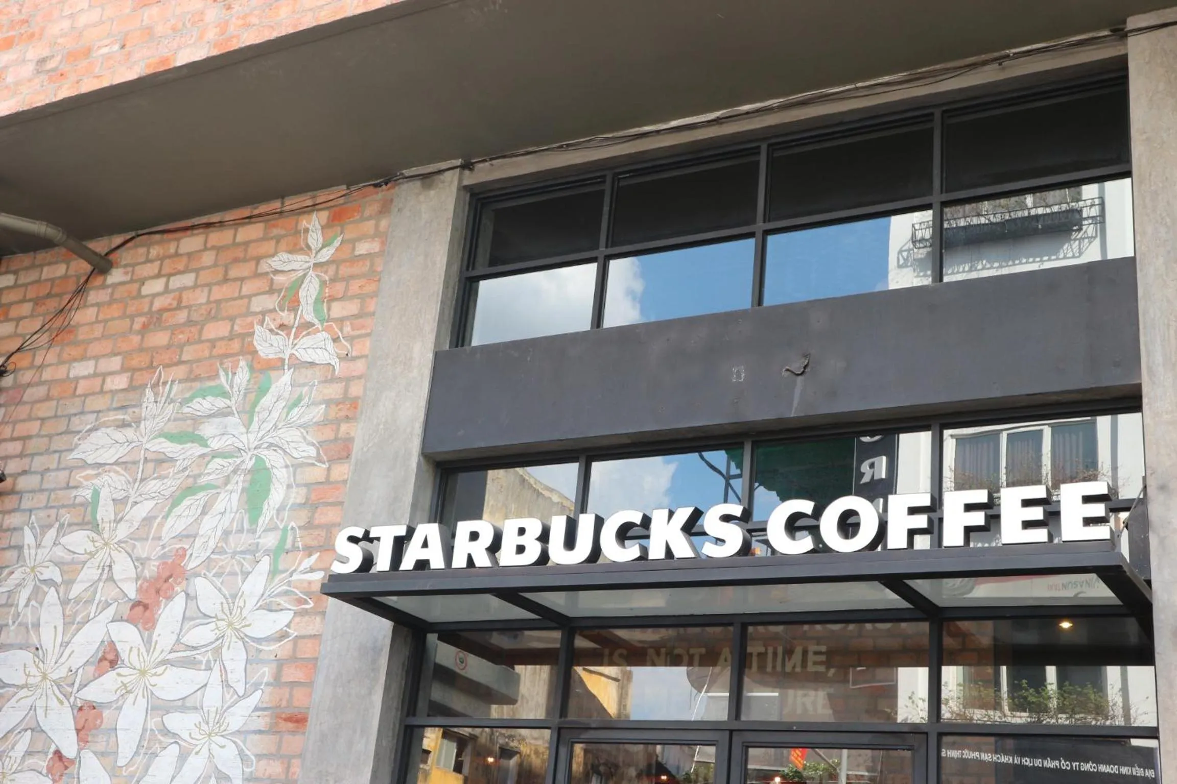 Restaurant/places to eat in Long Hostel