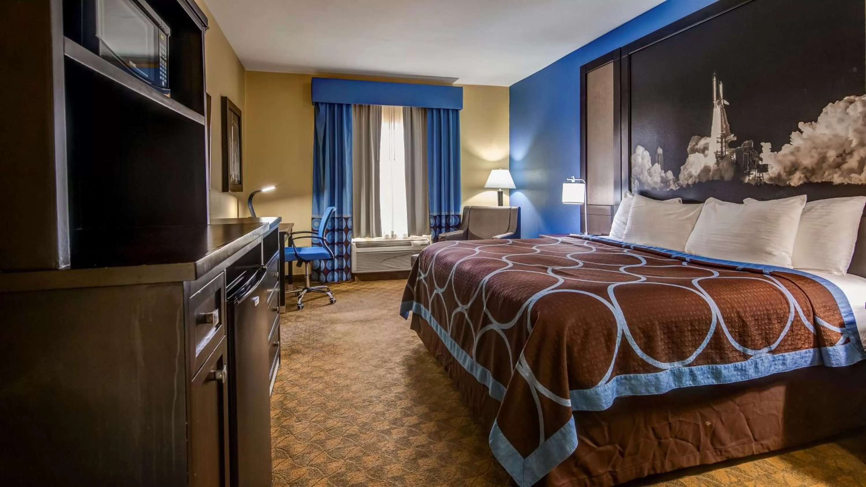 Photo of the whole room, Bed in SureStay Plus Hotel by Best Western Alvin