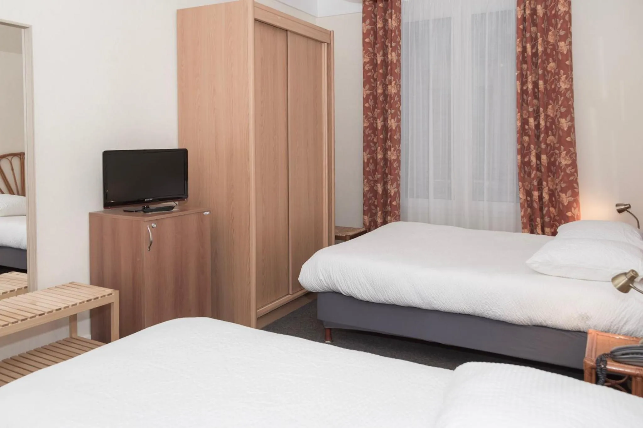 Bed in Cit'Hotel Aéro-Hotel