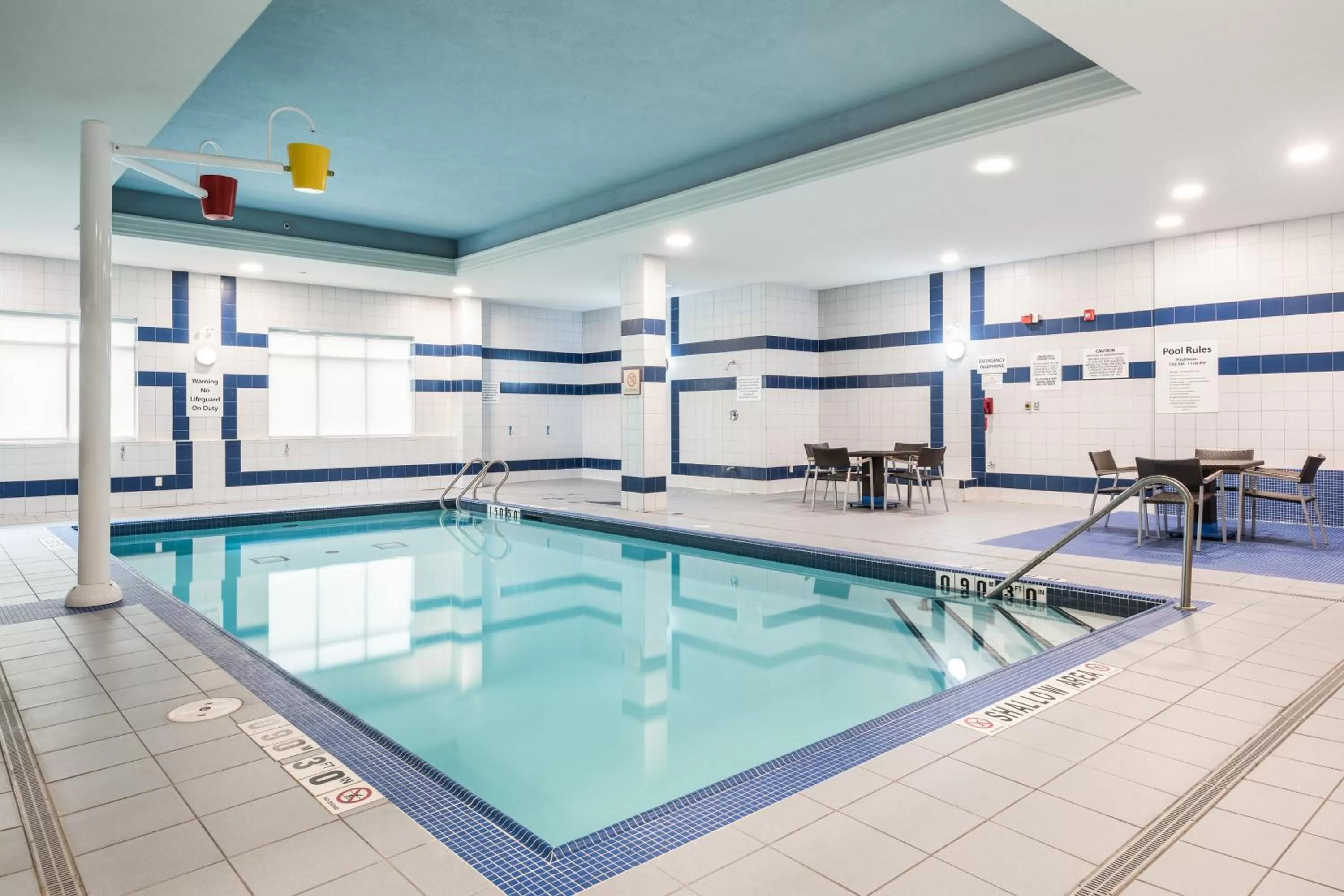 Swimming pool in Holiday Inn Express Hotel & Suites Milton by IHG