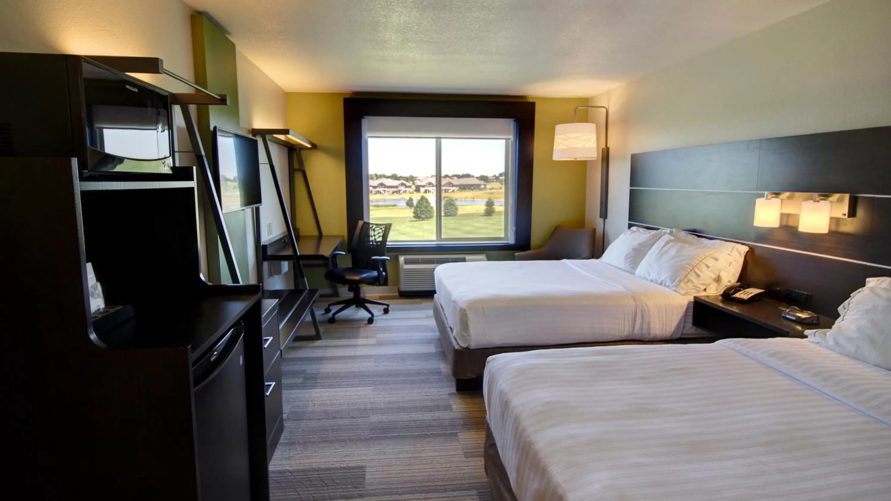 Photo of the whole room, Bed in Holiday Inn Express & Suites Sioux Center by IHG