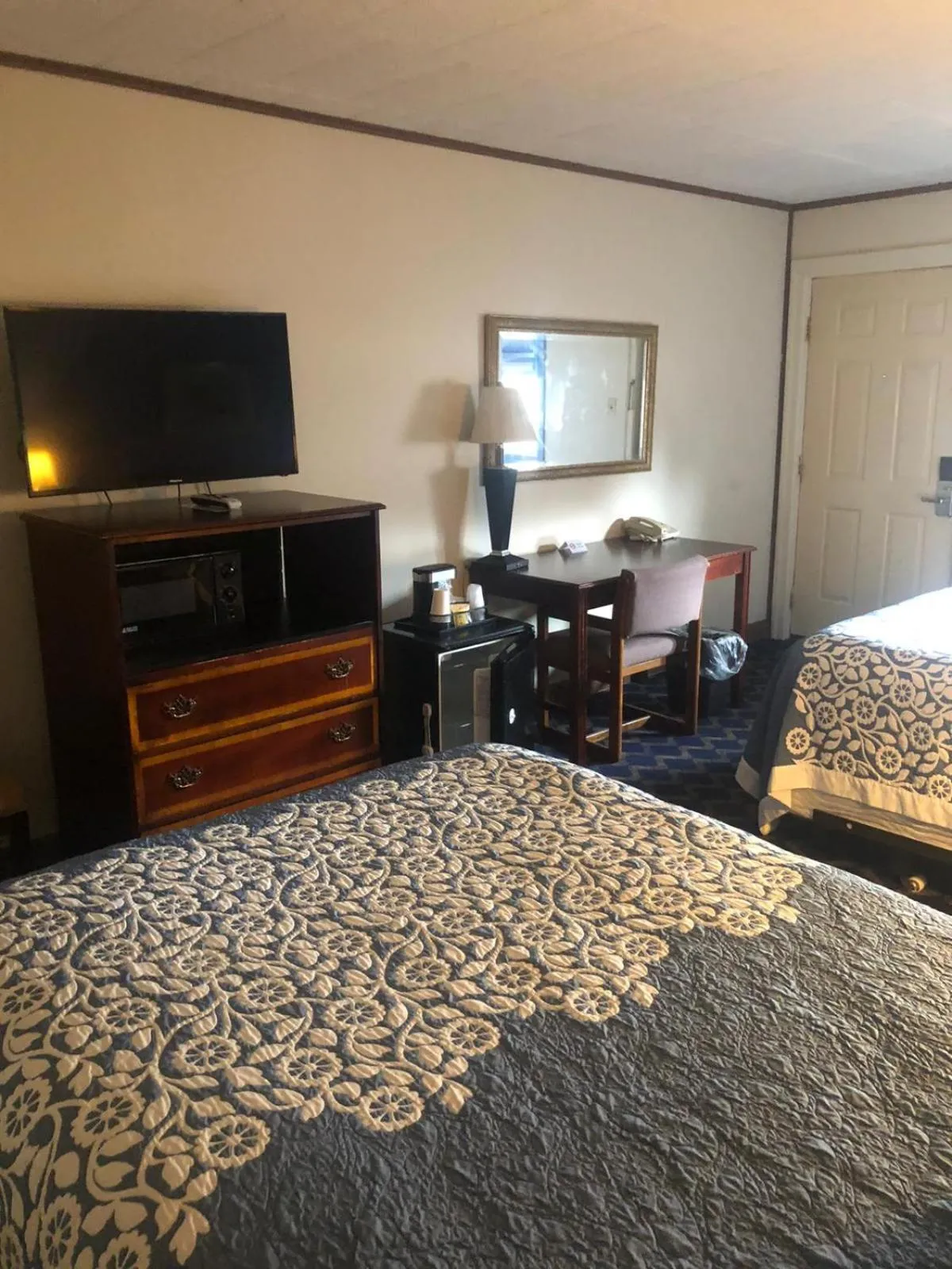 Bed in Aderi Hotel Lewisburg