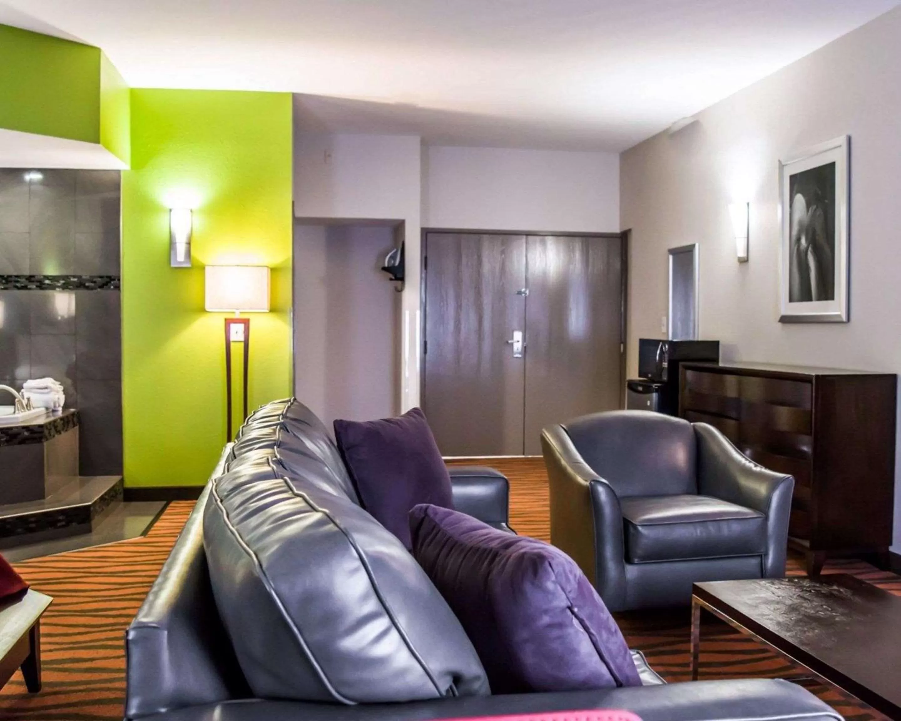 Photo of the whole room in Quality Suites Fort Myers I-75