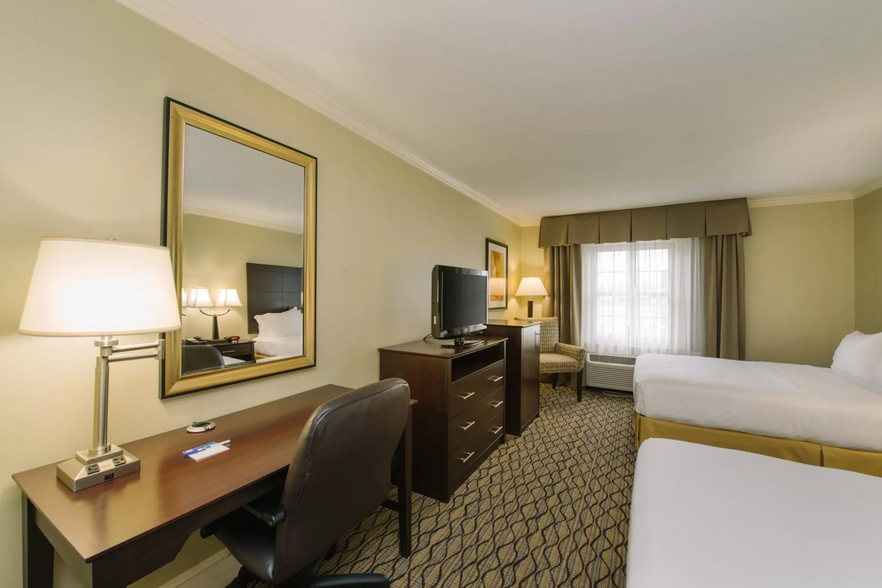 Photo of the whole room, Bed in Holiday Inn Express and Suites Merrimack by IHG