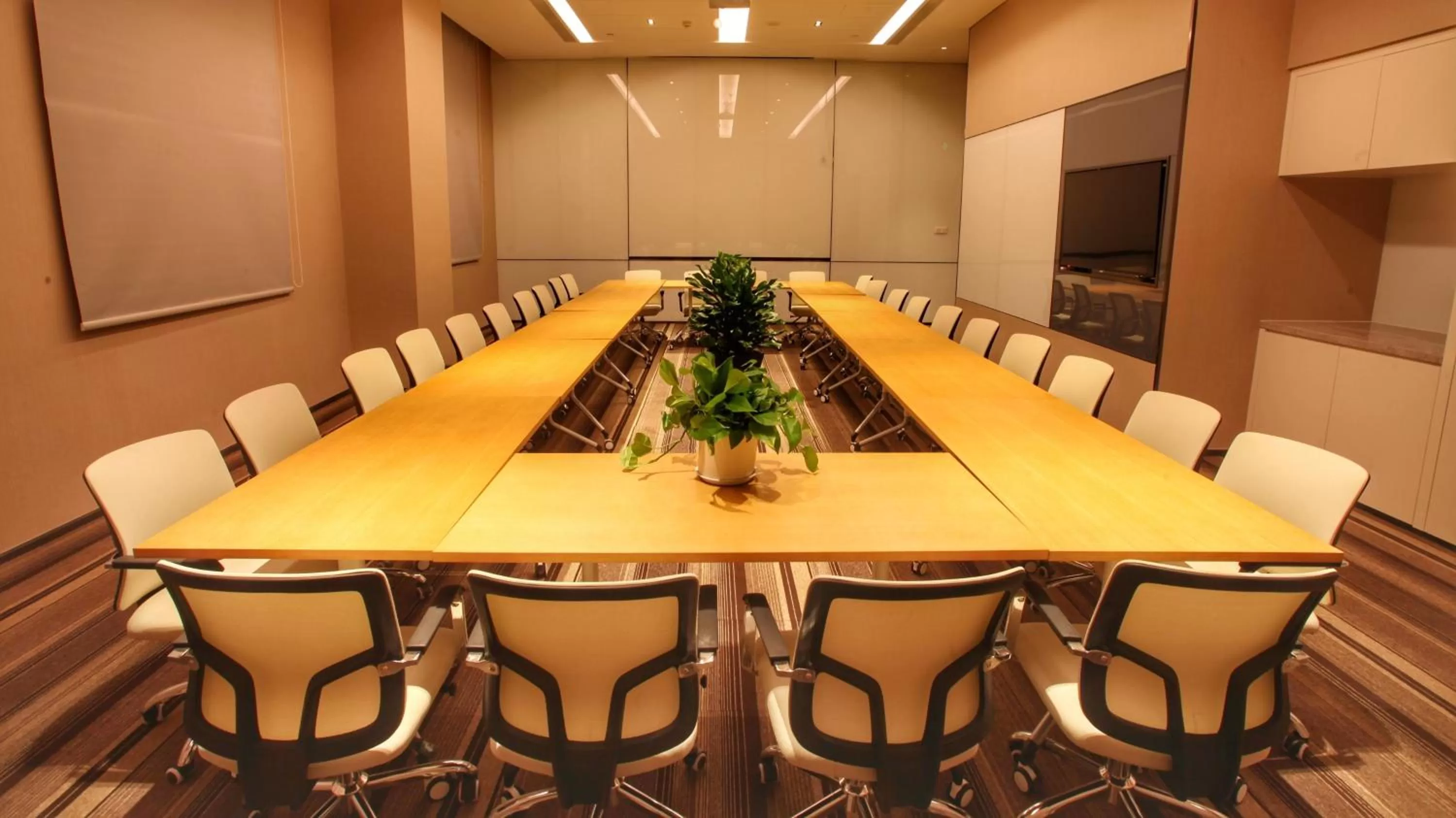 Meeting/conference room in Holiday Inn Express Suzhou New District by IHG