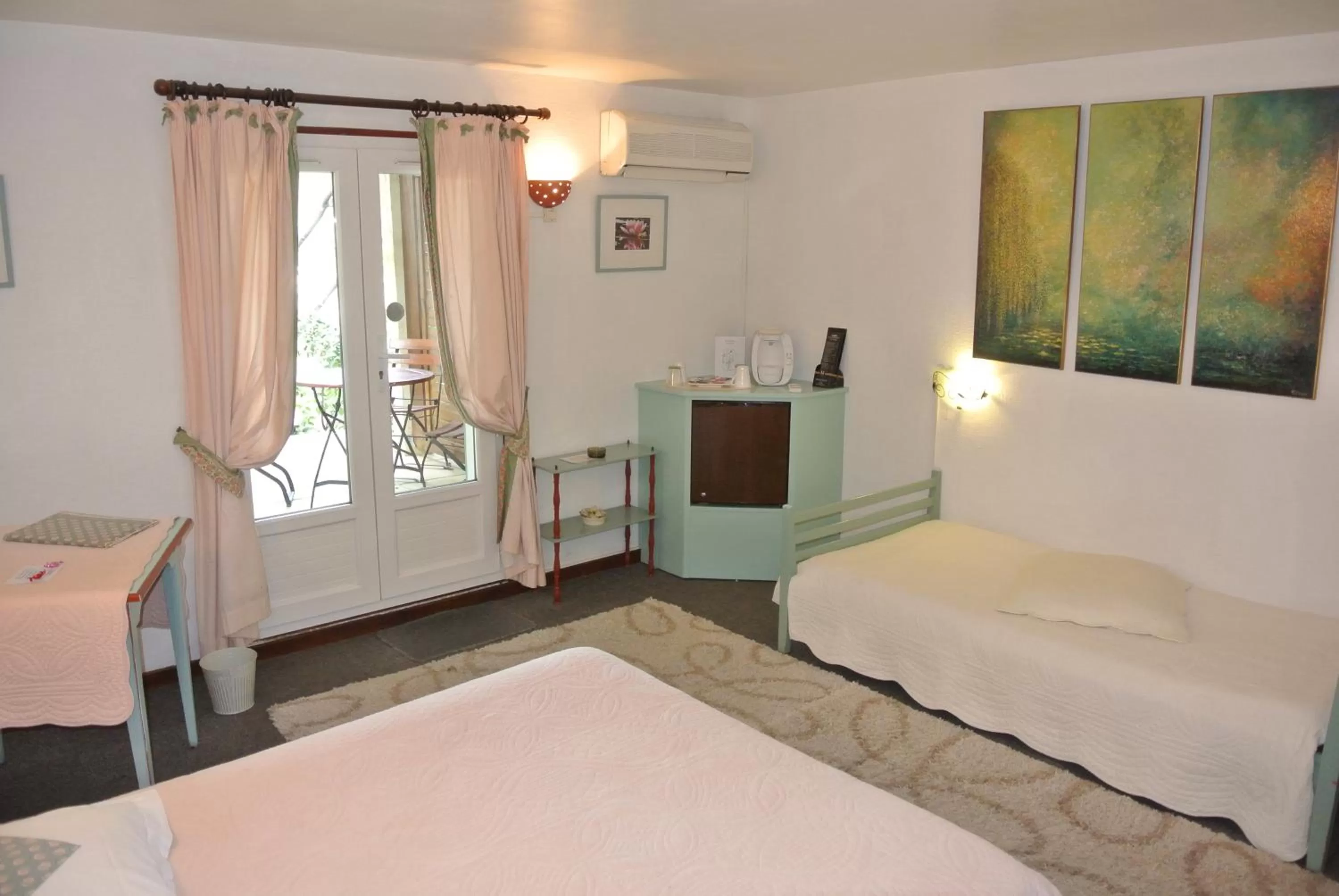 Coffee/tea facilities, Bed in La Vieille Bastide