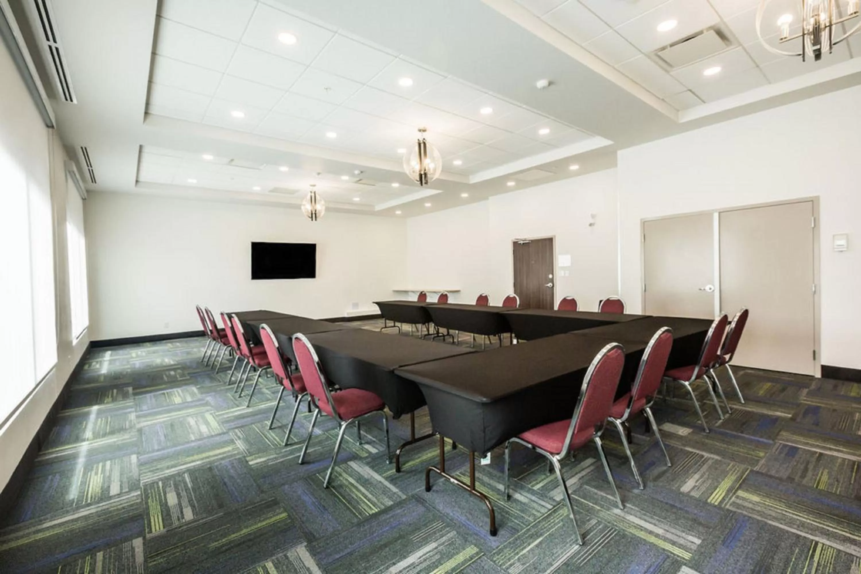 Meeting/conference room in Holiday Inn Express & Suites Edmonton N - St Albert by IHG