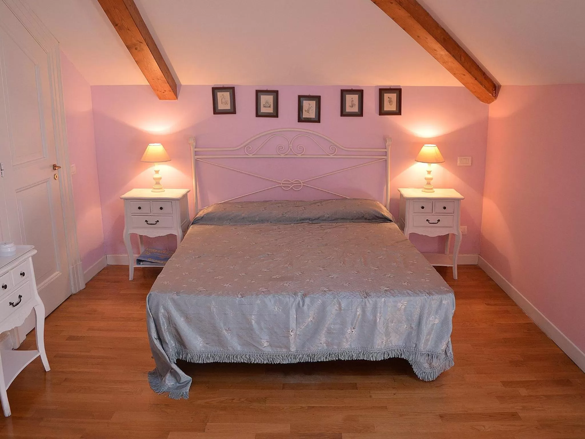 Photo of the whole room, Bed in The Secret Garden Relais