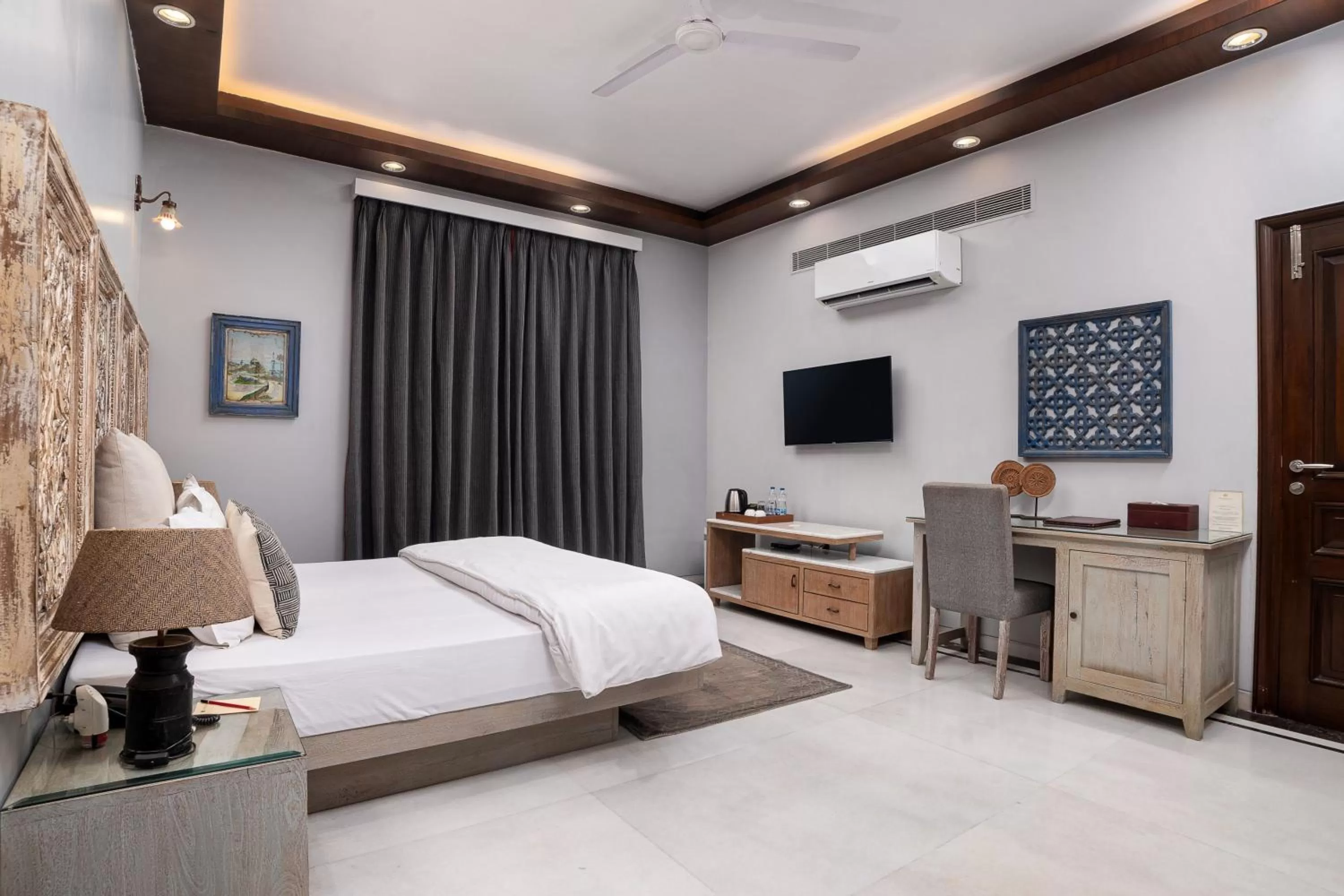 Bedroom, Bed in The Almond Tree