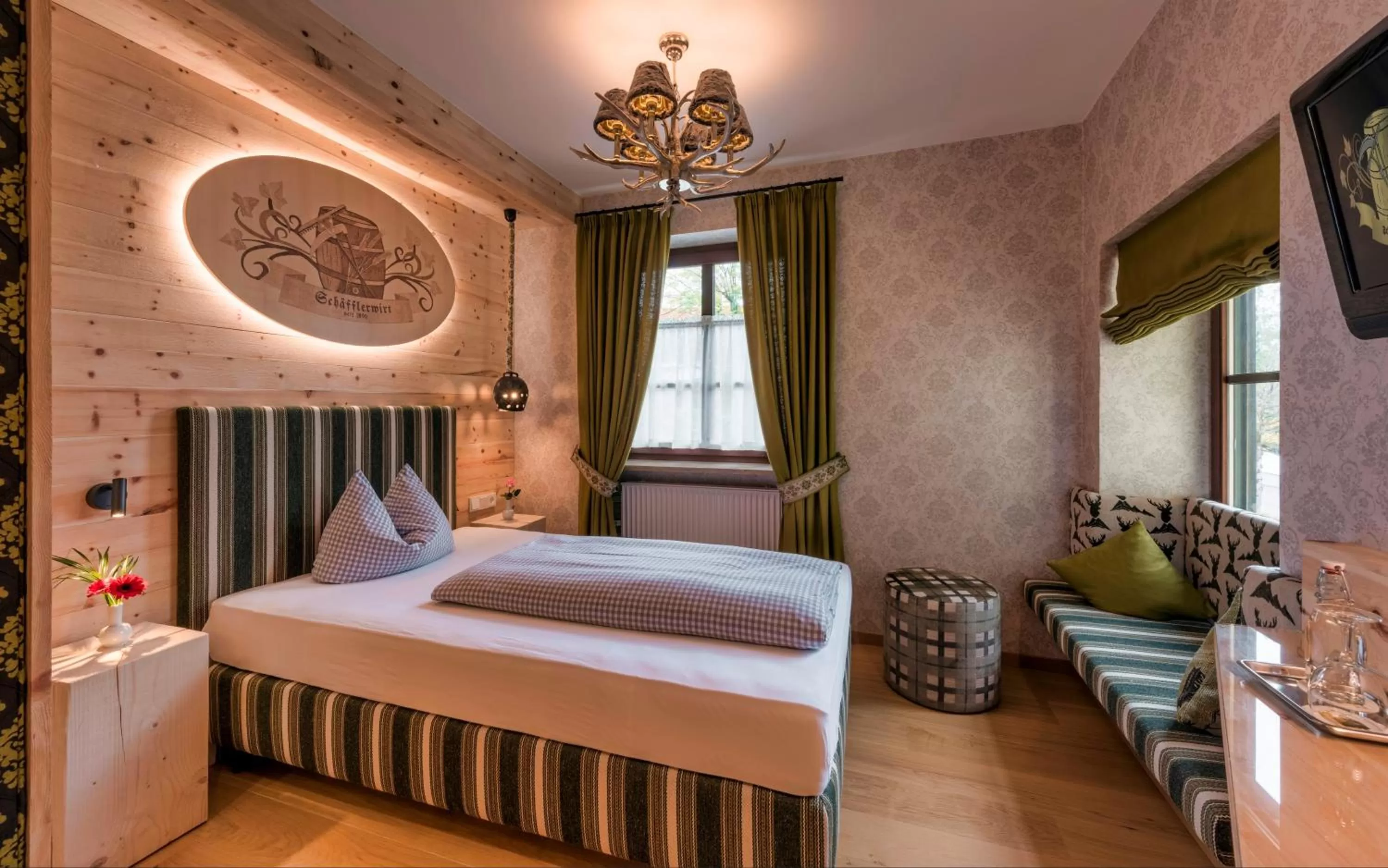 Bed in Hotel Schäfflerwirt