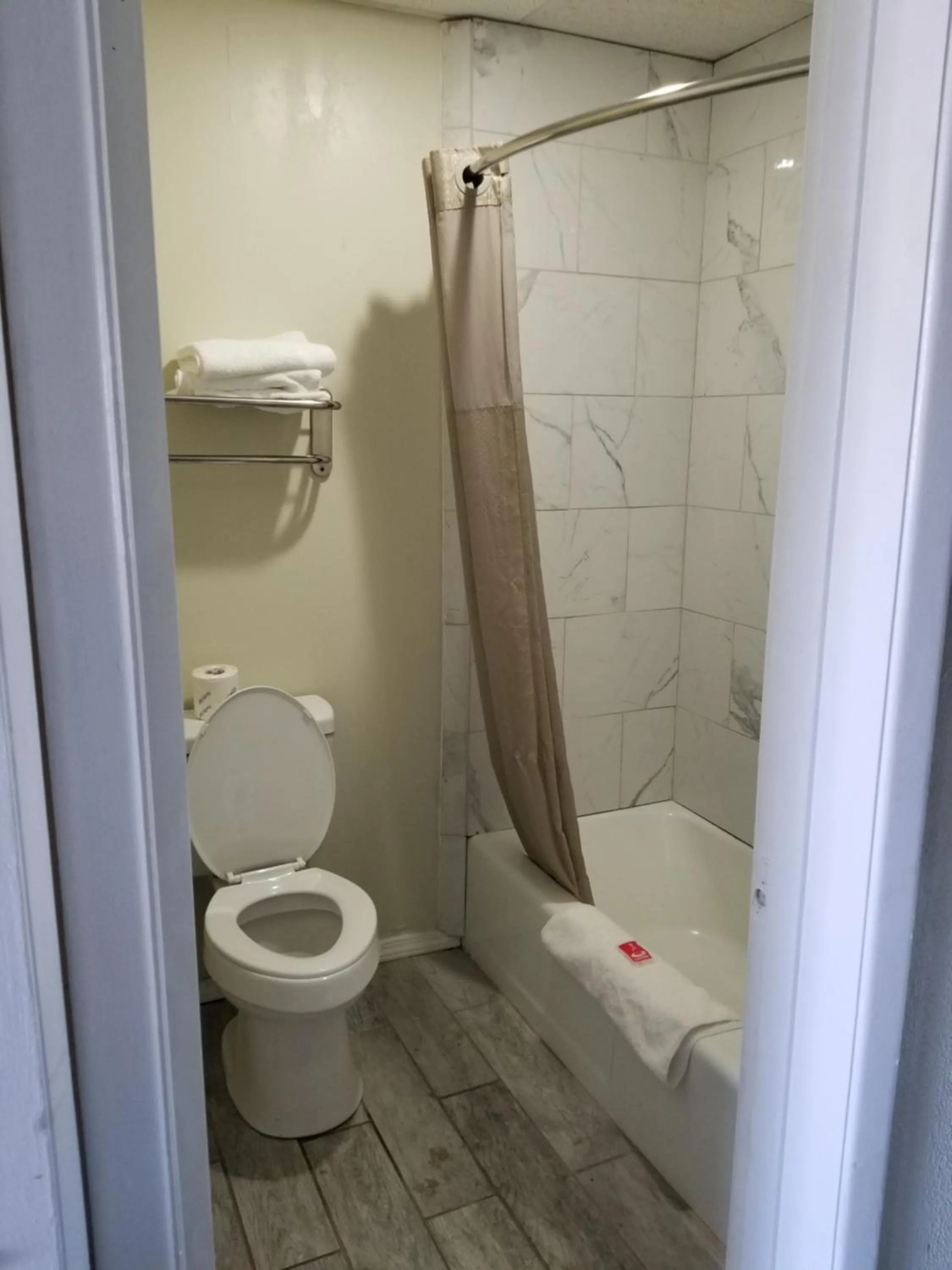 Bathroom in Econo Lodge Wytheville