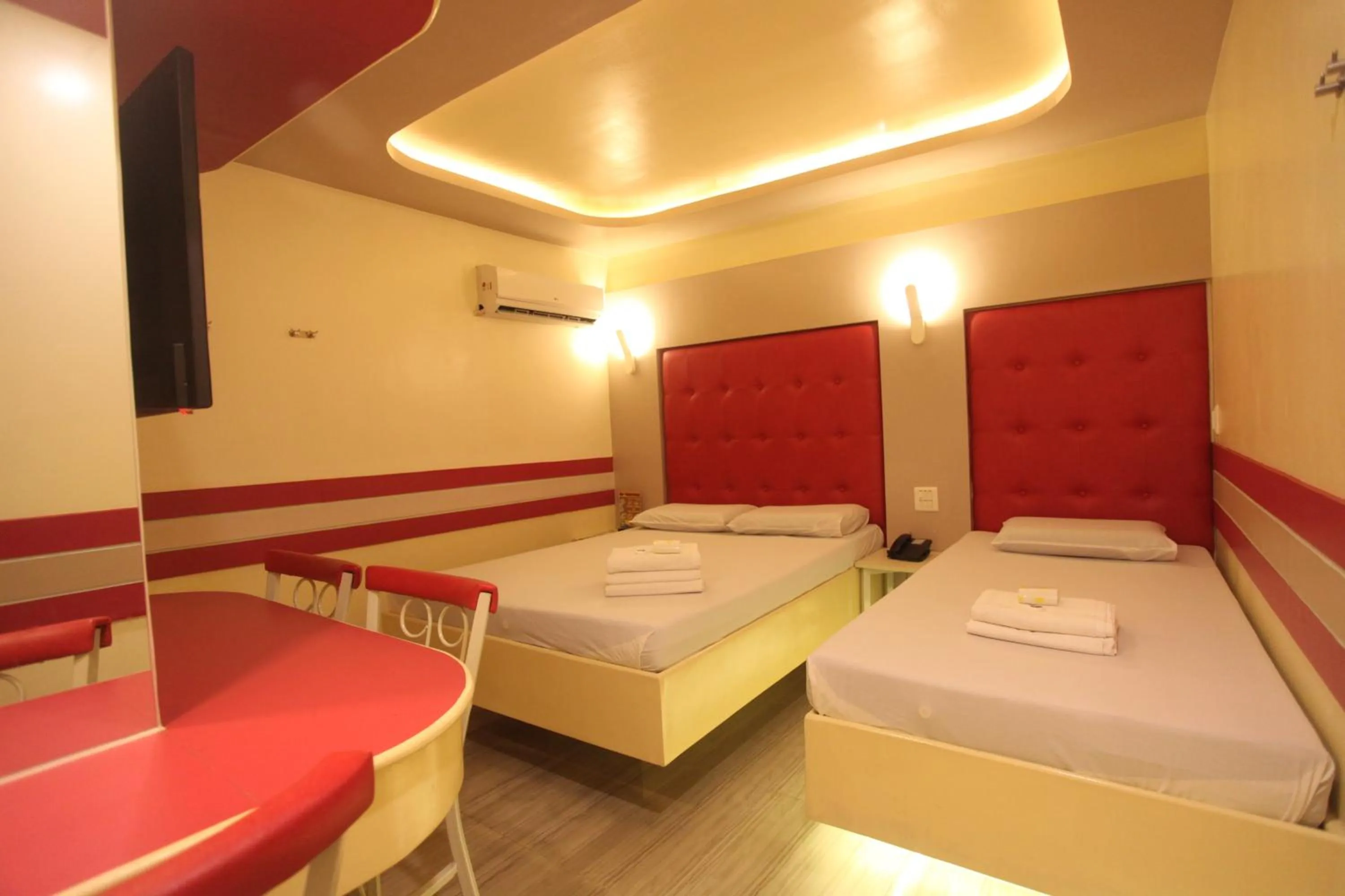 Photo of the whole room, Bed in Hotel 99 Monumento